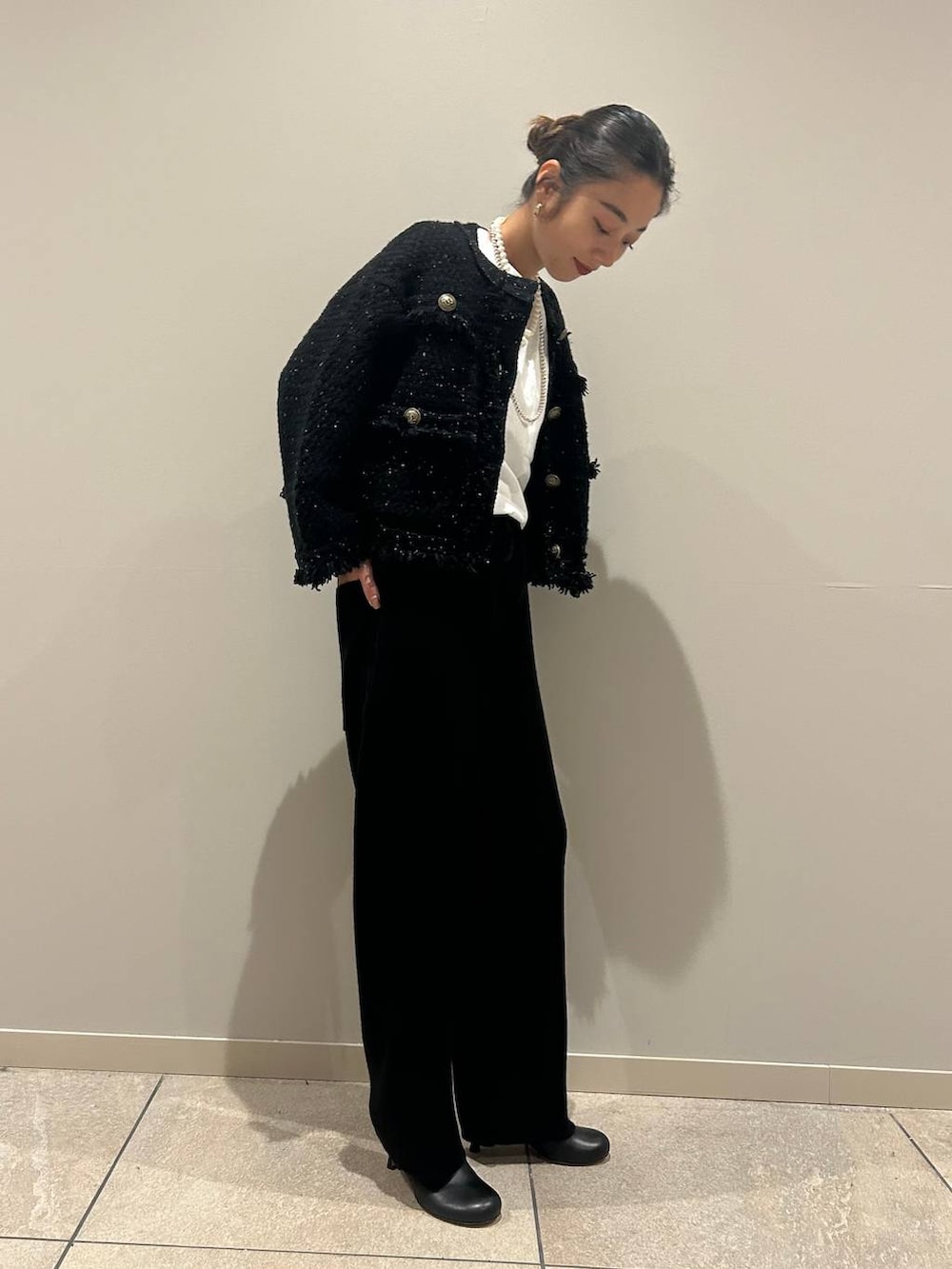 ホワイト系のTシャツ/カットソー、グレー系のカーディガン/ボレロ、ブラック系のその他パンツを着用したレディースの秋コーディネートの4枚目の写真