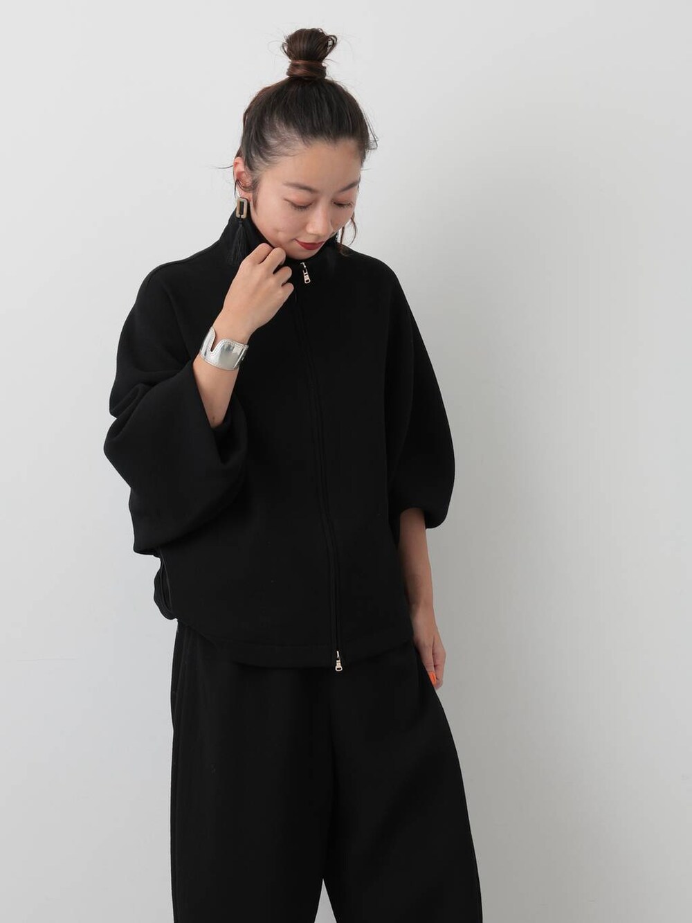ブラック系のその他パンツ、ブラック系のブルゾン、ブラック系のピアス(両耳用)を着用したレディースの夏コーディネートの5枚目の写真