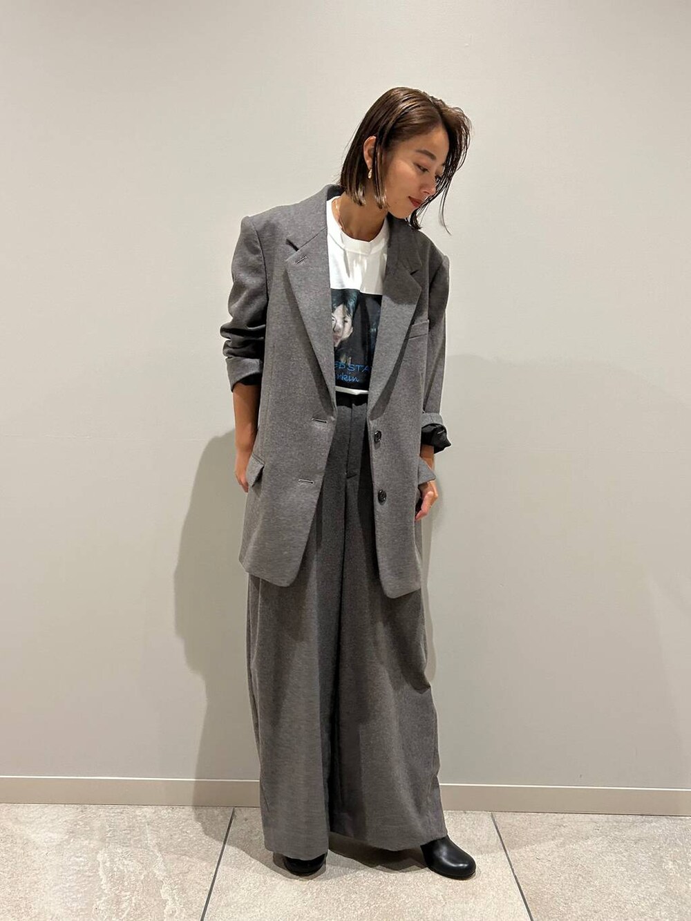 グレー系のテーラードジャケット、グレー系のその他パンツを着用したレディースの秋コーディネートの3枚目の写真