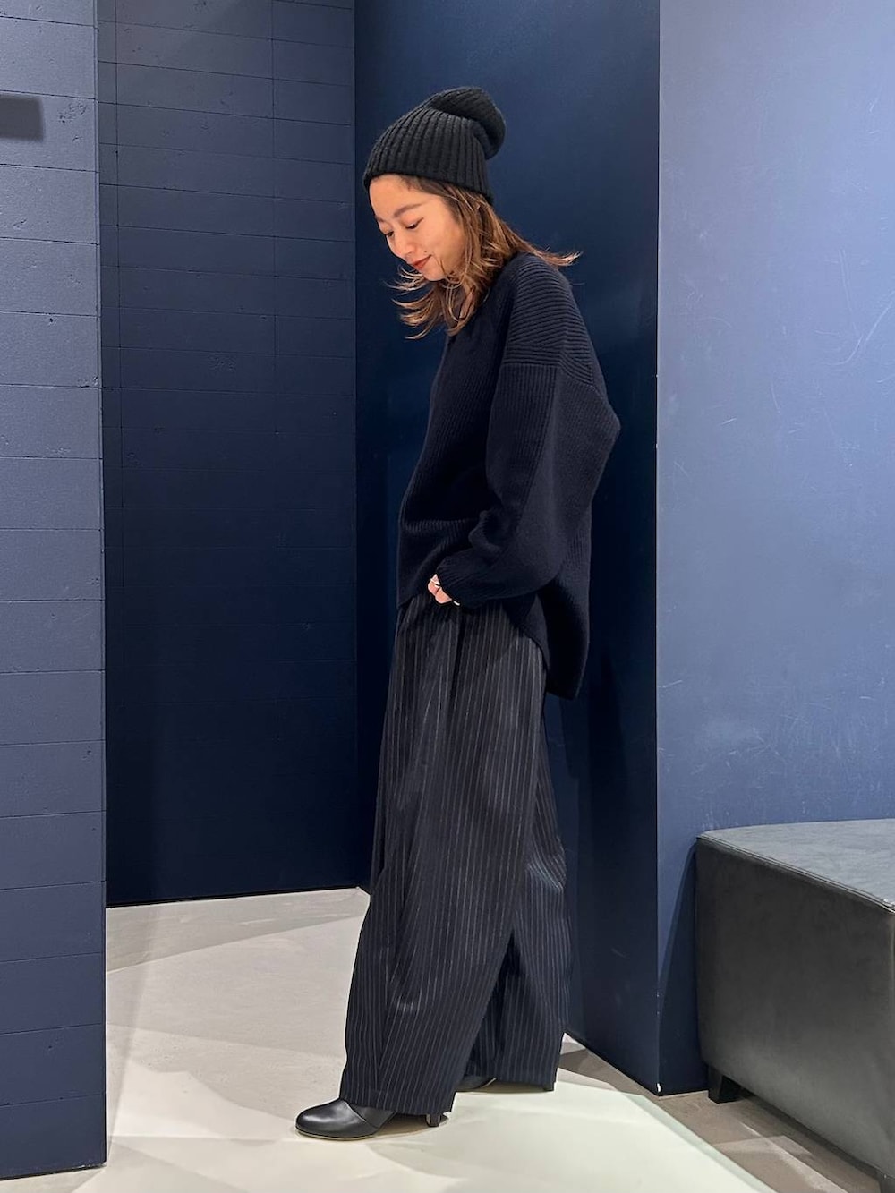 ブルー系のその他パンツ、ブルー系のニット/セーターを着用したレディースの秋コーディネートの5枚目の写真