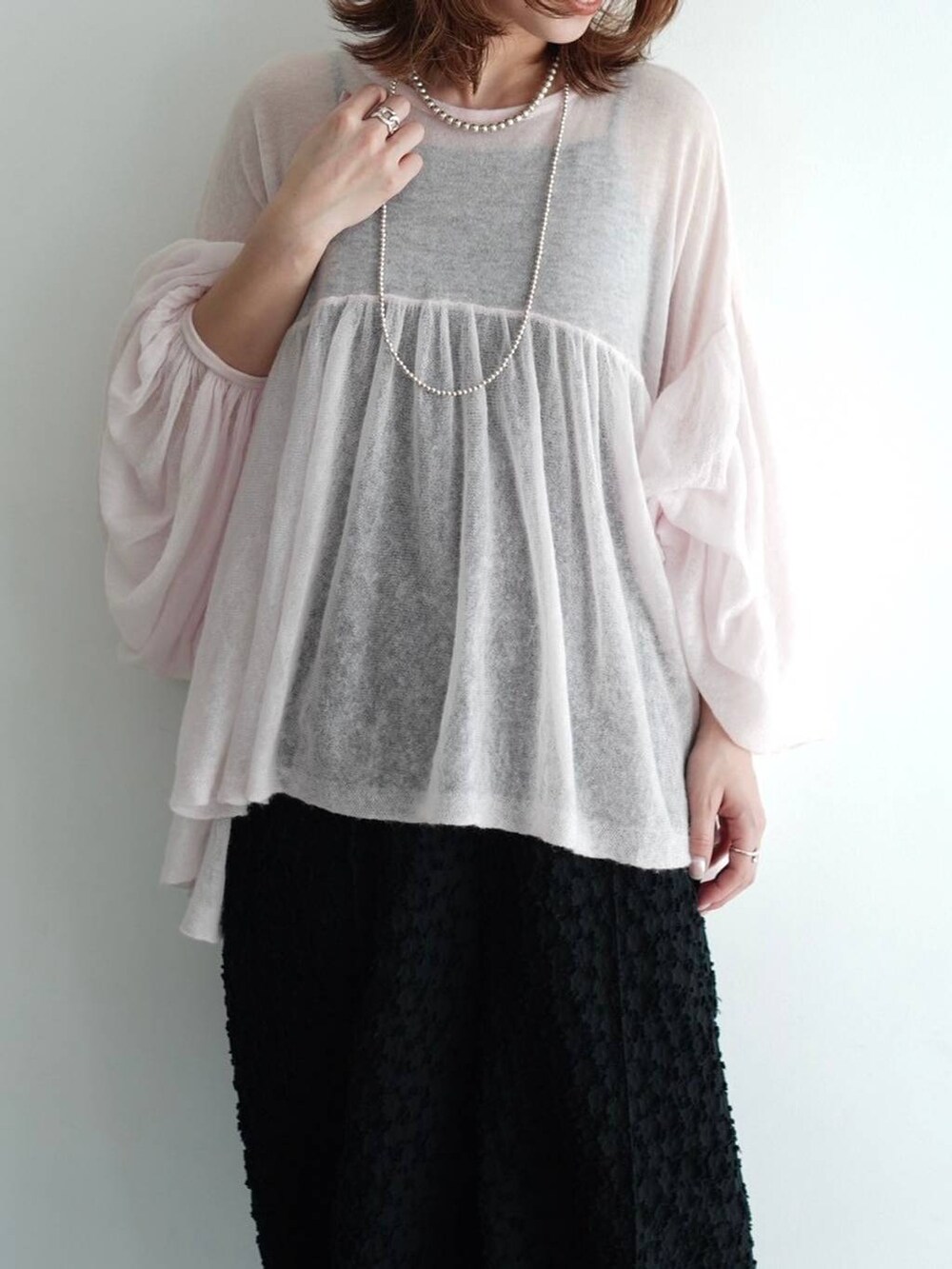 ブラック系のその他パンツ、ピンク系のニット/セーターを着用したレディースの夏コーディネートの6枚目の写真