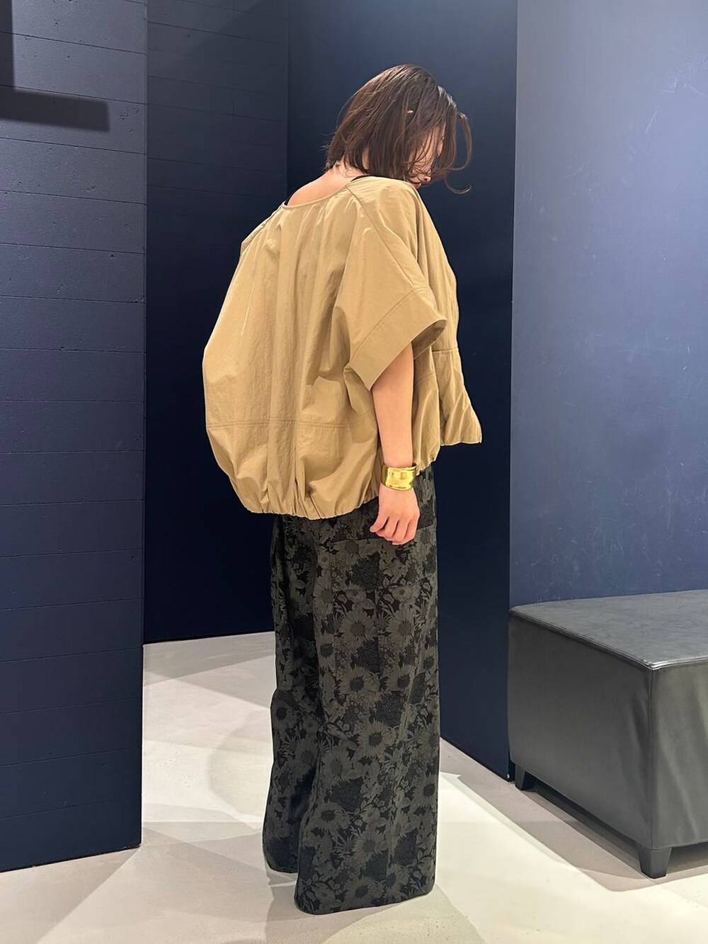 ブラック系のタンクトップ、グレー系のカーゴパンツ、ベージュ系のシャツ/ブラウスを着用したレディースの春コーディネートの4枚目の写真