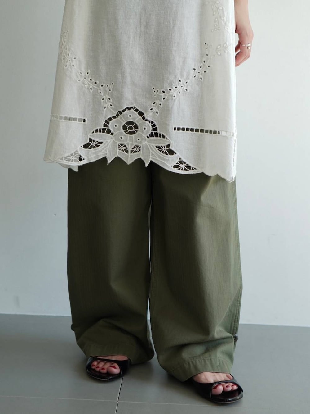 ホワイト系のTシャツ/カットソー、グリーン系のカーゴパンツ、ホワイト系のシャツ/ブラウスを着用したレディースの夏コーディネートの6枚目の写真