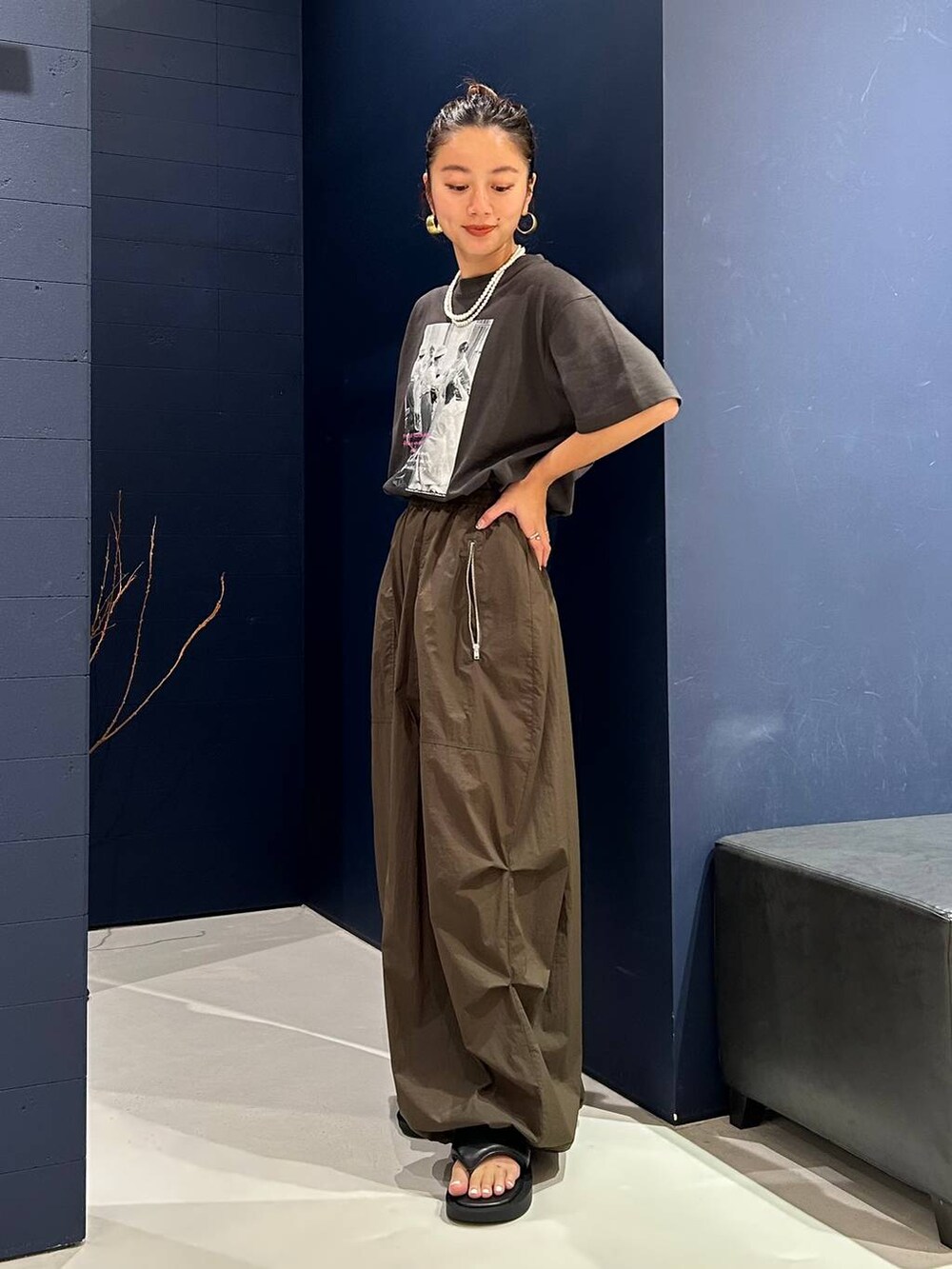 ホワイト系のTシャツ/カットソー、グリーン系のカーゴパンツ、ブラック系のサンダルを着用したレディースの夏コーディネートの3枚目の写真