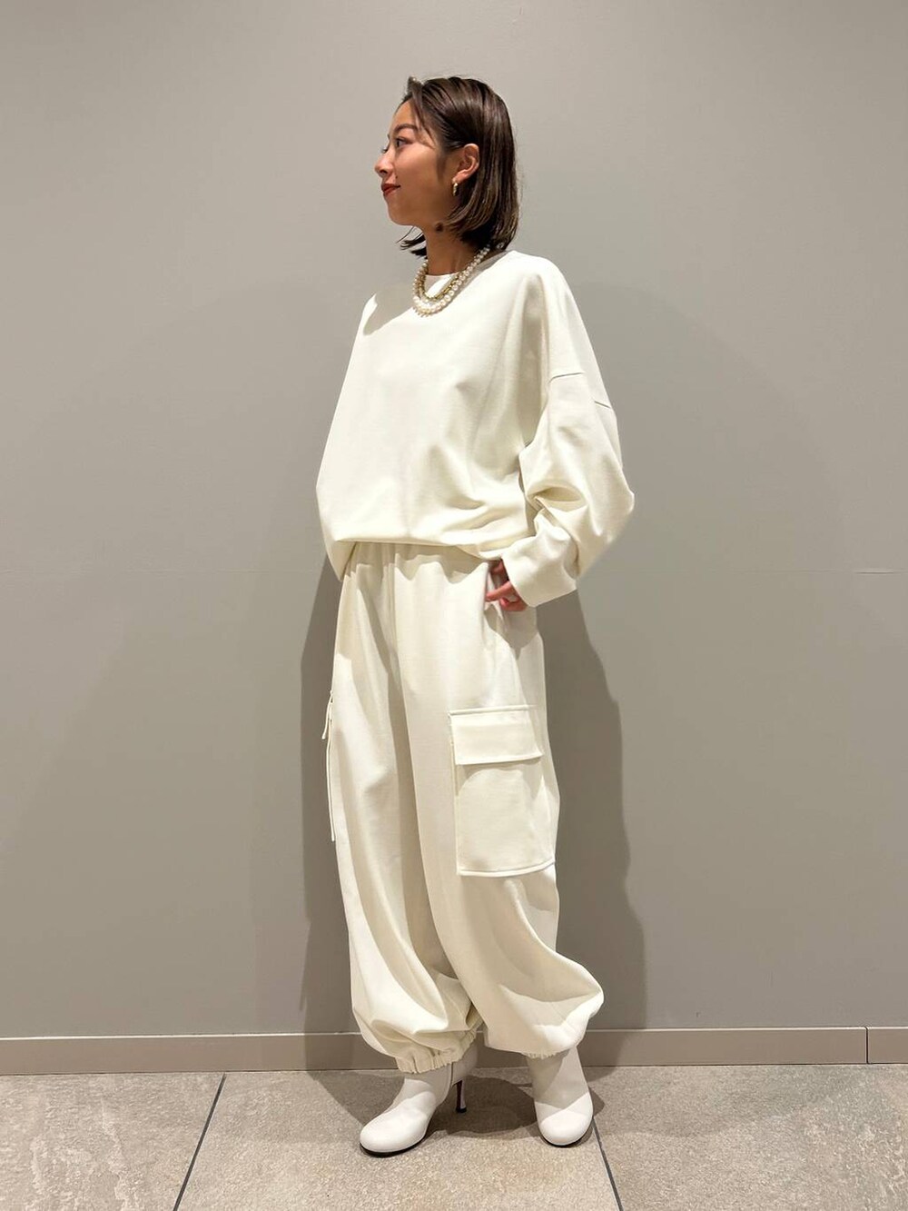ホワイト系のカーゴパンツ、ホワイト系のスウェットを着用したレディースの秋コーディネートの2枚目の写真