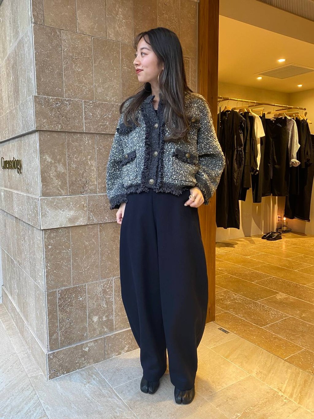 ブルー系のその他パンツ、グレー系のカーディガン/ボレロを着用したレディースの秋コーディネートの4枚目の写真
