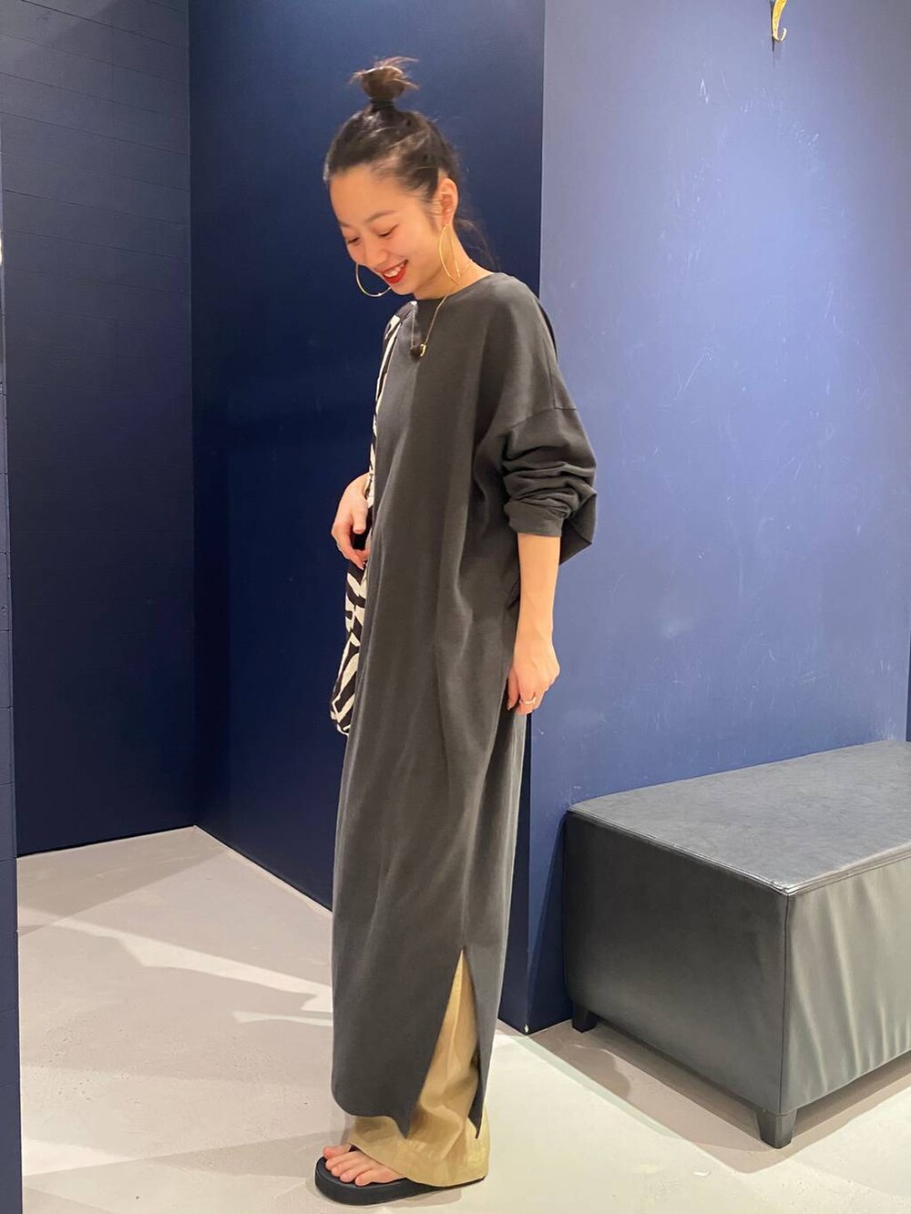 グレー系のワンピース、ベージュ系のその他パンツを着用したレディースの春コーディネートの2枚目の写真