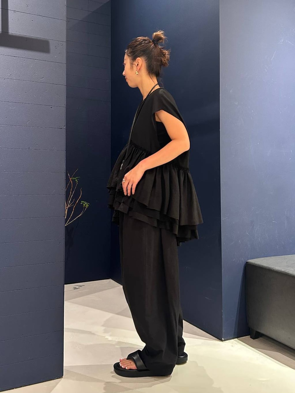 ブラック系のその他パンツ、ブラック系のシャツ/ブラウス、ブラック系のサンダルを着用したレディースの夏コーディネートの3枚目の写真