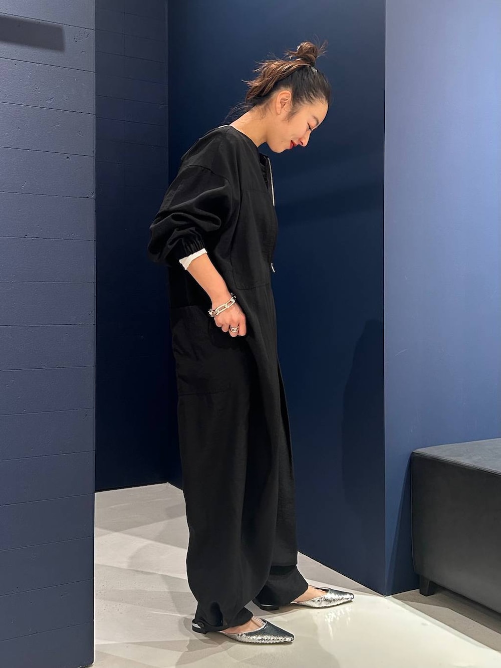 ホワイト系のTシャツ/カットソー、ブラック系のつなぎ/オールインワンを着用したレディースの春コーディネートの3枚目の写真