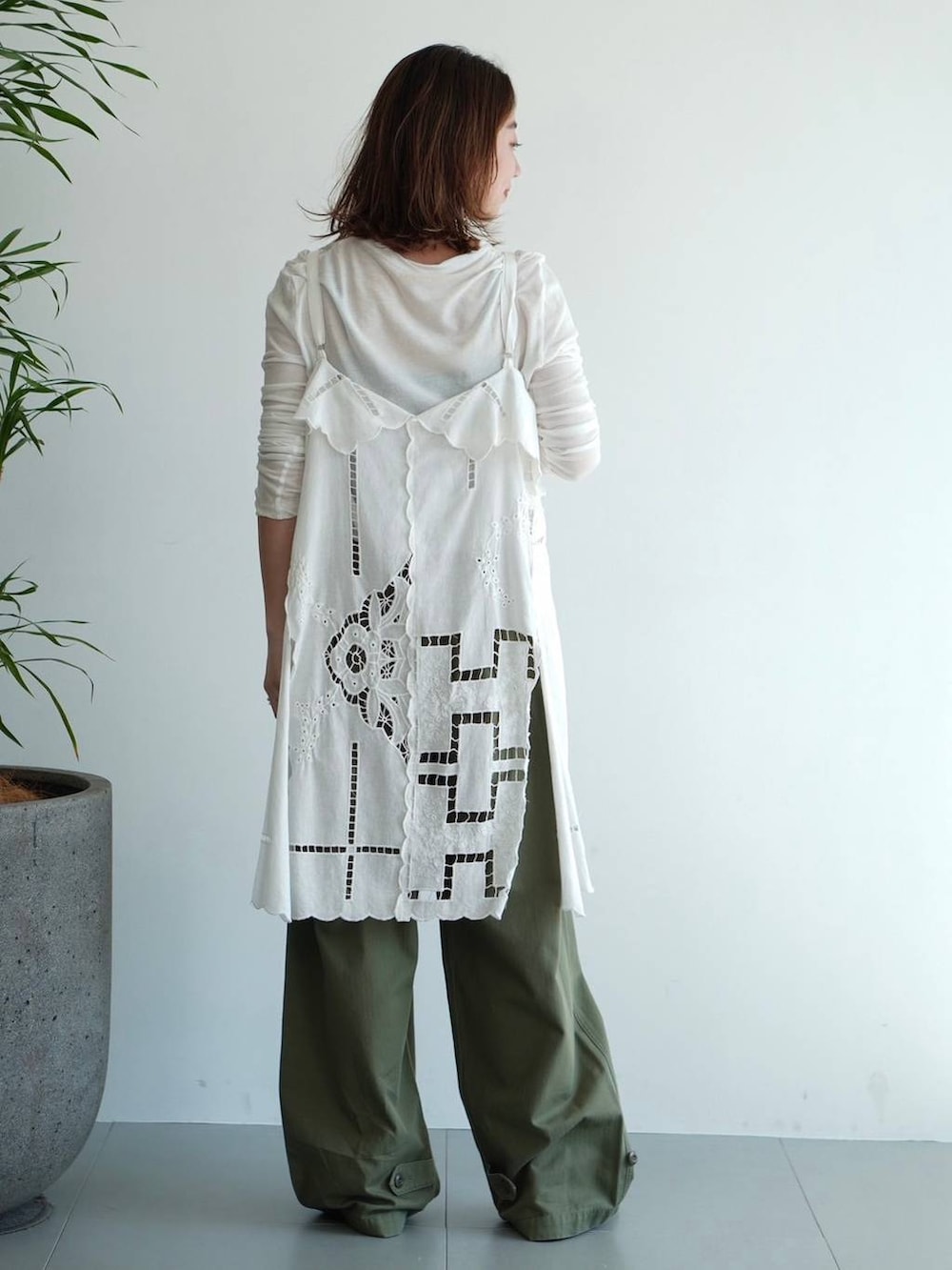 ホワイト系のTシャツ/カットソー、グリーン系のカーゴパンツ、ホワイト系のシャツ/ブラウスを着用したレディースの夏コーディネートの3枚目の写真