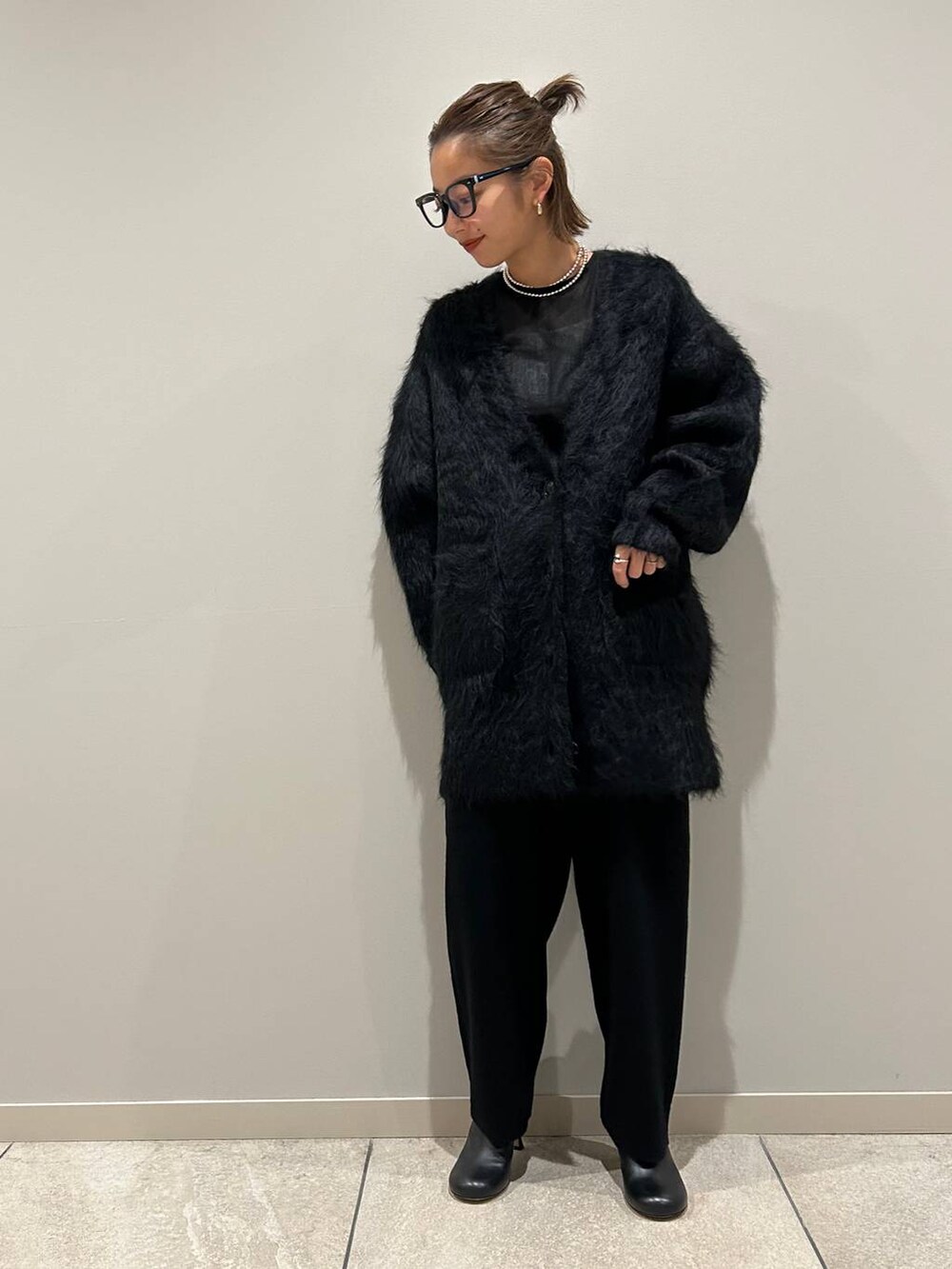 ブラック系のカーディガン/ボレロ、ブラック系のその他パンツ、ブラック系のTシャツ/カットソーを着用したレディースの秋コーディネートの3枚目の写真