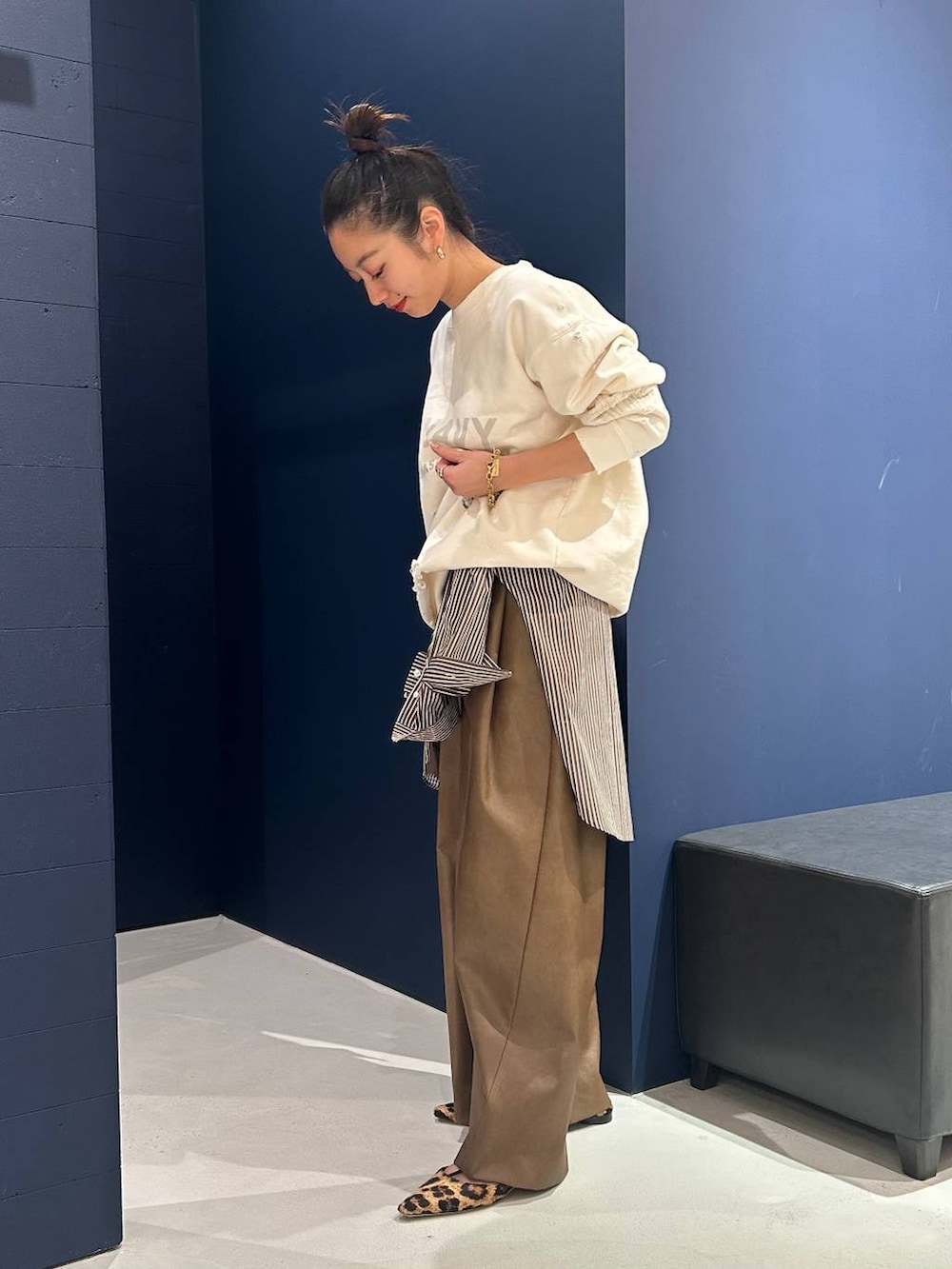 イエロー系のその他パンツ、ブラウン系のシャツ/ブラウス、ゴールド系のブレスレットを着用したレディースの春コーディネートの2枚目の写真