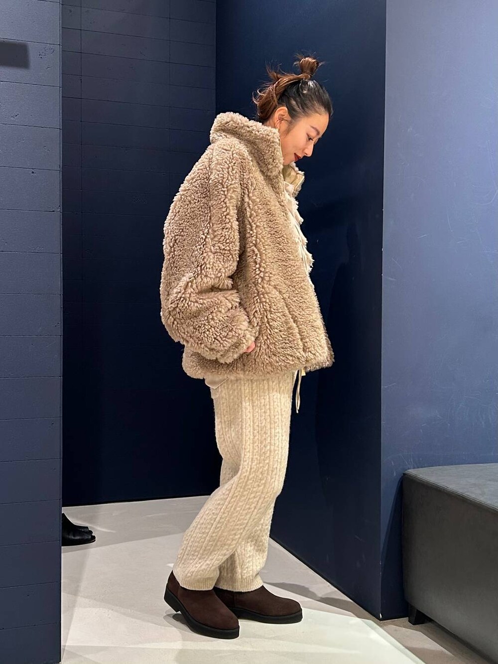 ベージュ系のブルゾン、ホワイト系のその他パンツ、ホワイト系のシャツ/ブラウスを着用したレディースの秋コーディネートの2枚目の写真