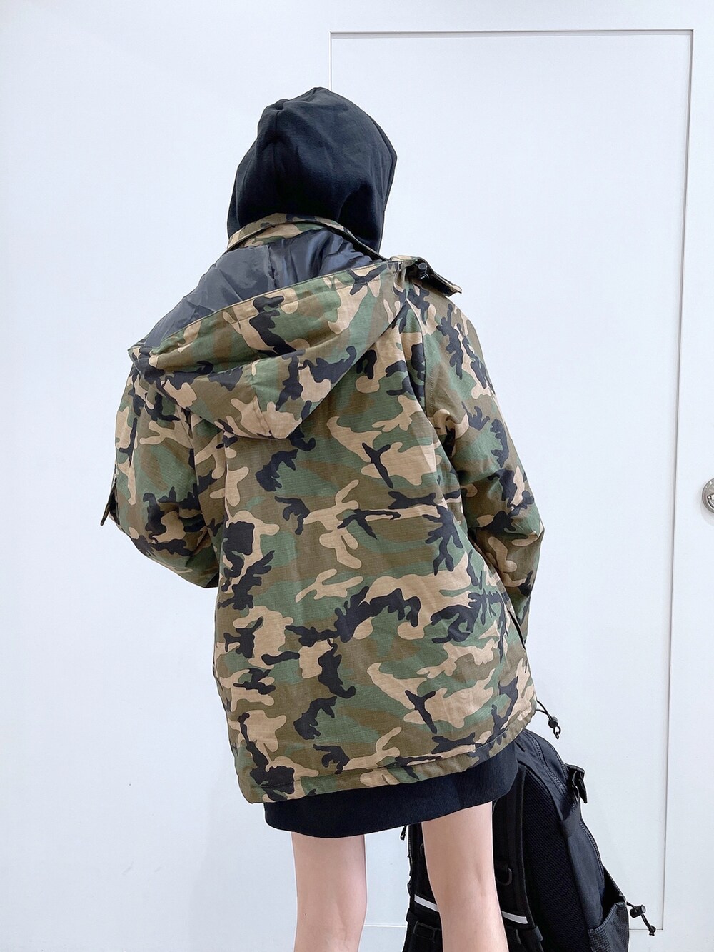 その他のブルゾン、ブラック系のパーカー、ブラック系のバックパック/リュックを着用したレディースの秋コーディネートの4枚目の写真