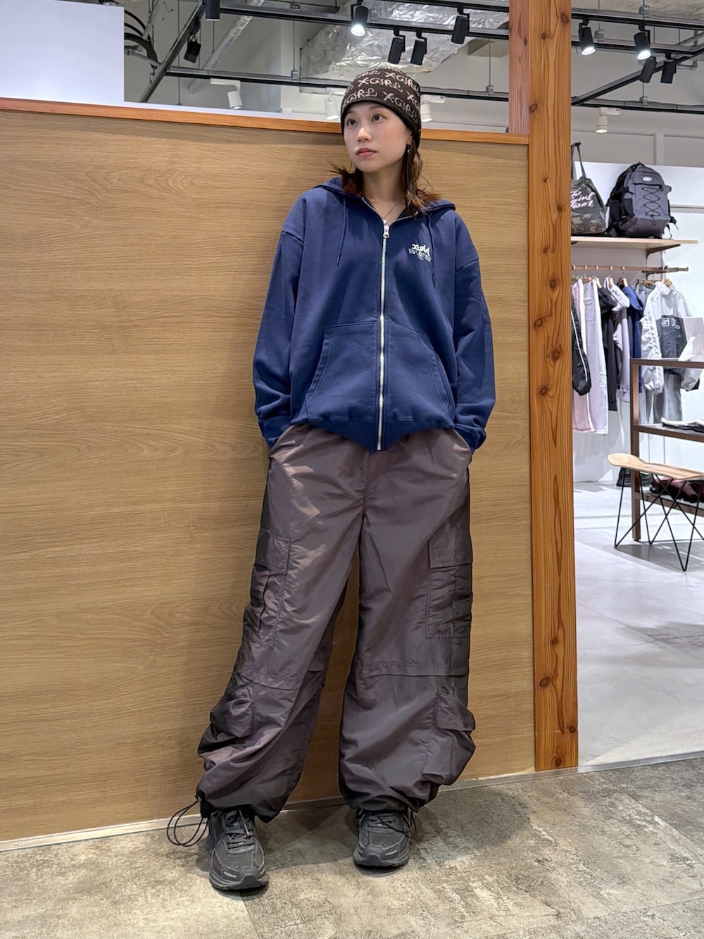 ブルー系のパーカー、ブラック系のカーゴパンツ、ブラック系のニットキャップ/ビーニーを着用したレディースの秋コーディネートの2枚目の写真