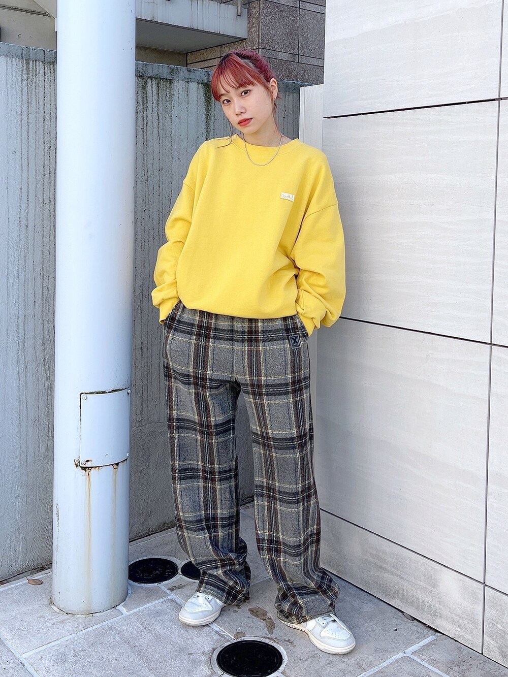 グレー系のその他パンツ、ホワイト系のダウンジャケット/コート、イエロー系のスウェットを着用したレディースの冬コーディネートの3枚目の写真