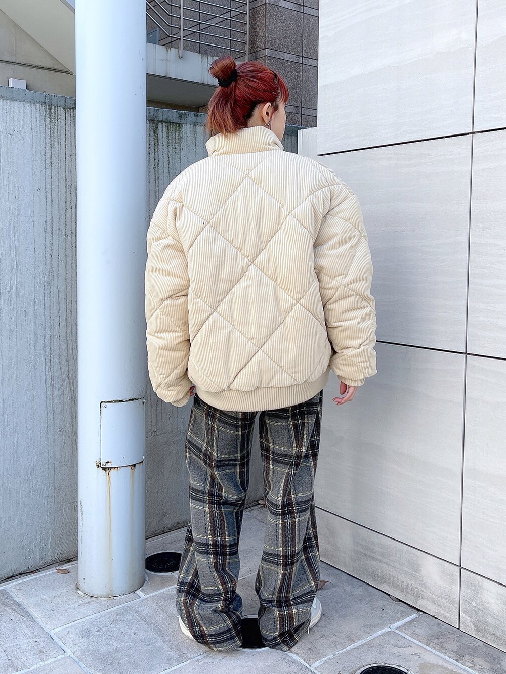 グレー系のその他パンツ、ホワイト系のダウンジャケット/コート、イエロー系のスウェットを着用したレディースの冬コーディネートの2枚目の写真