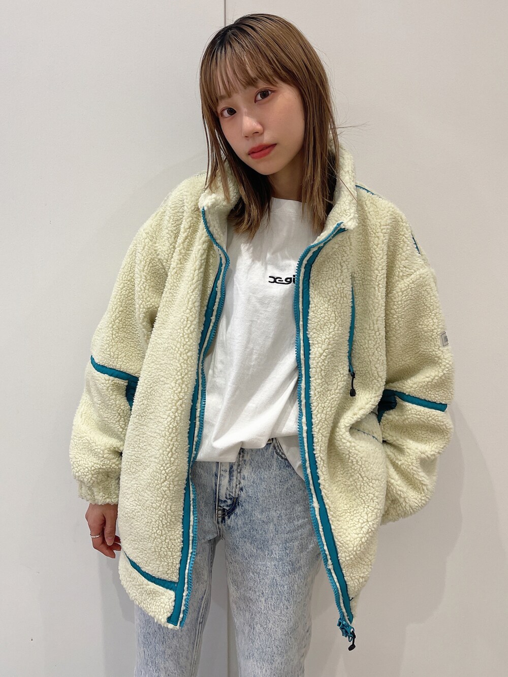 「x-girl、boa、フユコーデ、アウター、ボアジャケット、スリットパンツ」｜「X-girlの【WEB限定】OUTDOOR BOA RIDERS JACKET（ブルゾン、ホワイト系）」を使った、服部 天音さん（レディース・157cm）の秋コーディネートの2枚目の写真