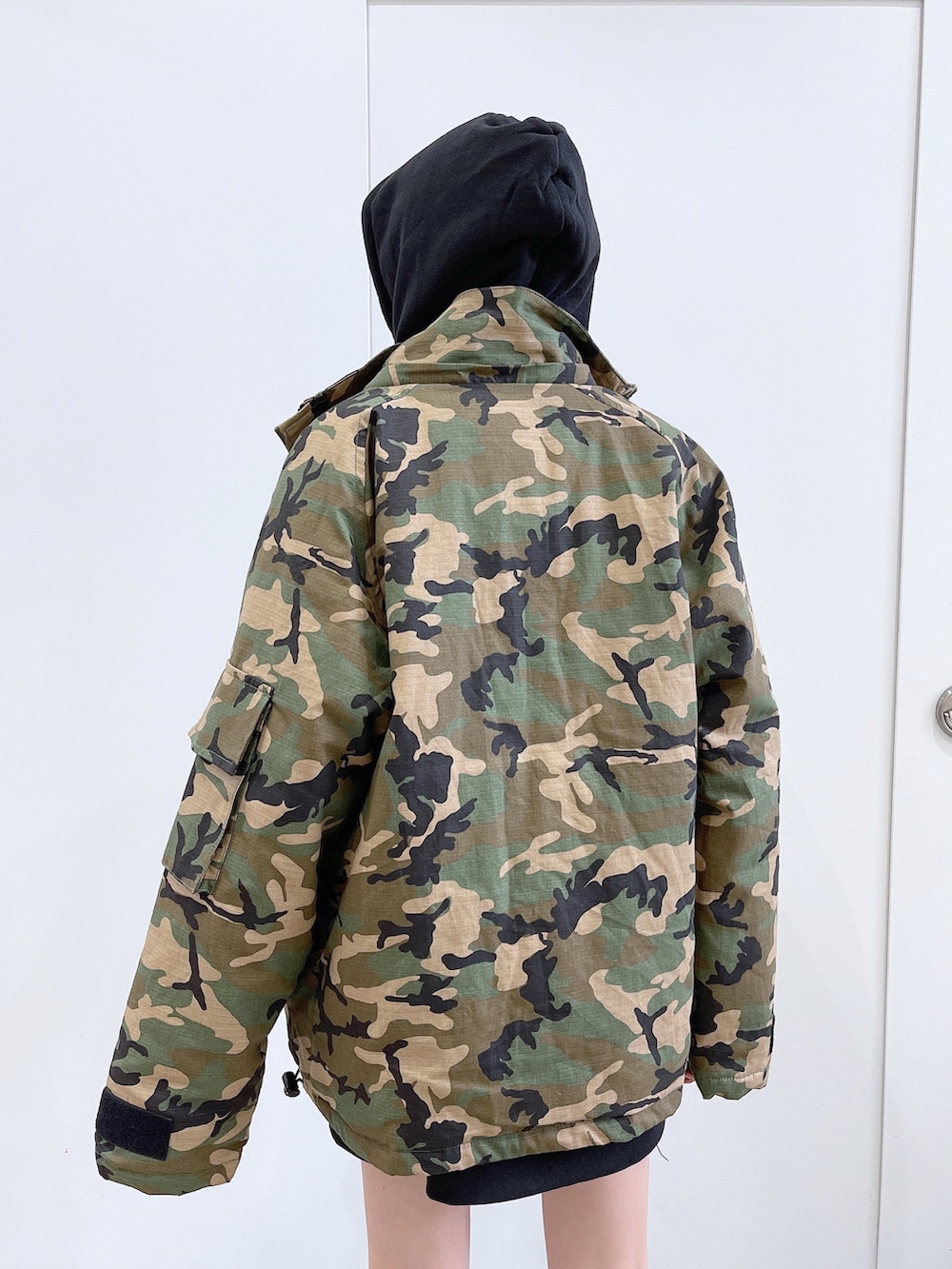 その他のブルゾン、ブラック系のパーカー、ブラック系のバックパック/リュックを着用したレディースの秋コーディネートの3枚目の写真