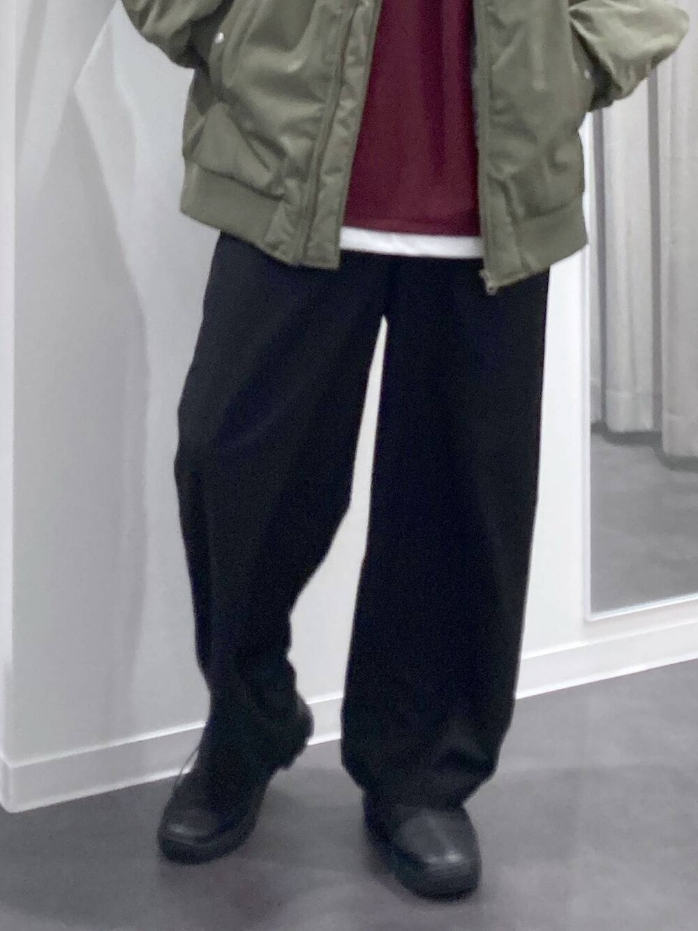 グリーン系のMA-1、レッド系のTシャツ/カットソー、ブラック系のスリッポンを着用したメンズの冬コーディネートの9枚目の写真