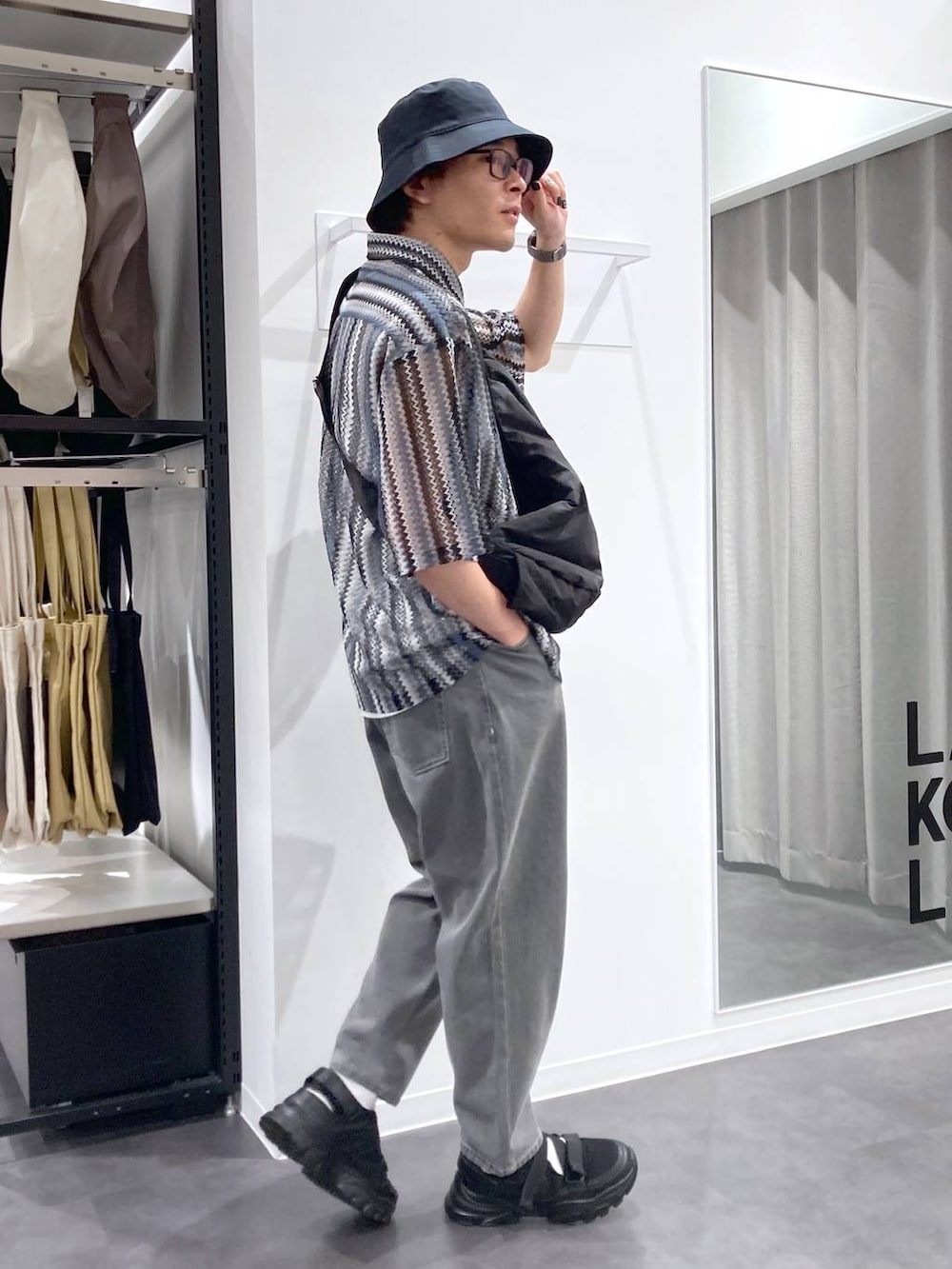 ブラック系のスニーカー、ブラック系のシャツ/ブラウス、ホワイト系のTシャツ/カットソーを着用したメンズの夏コーディネートの4枚目の写真