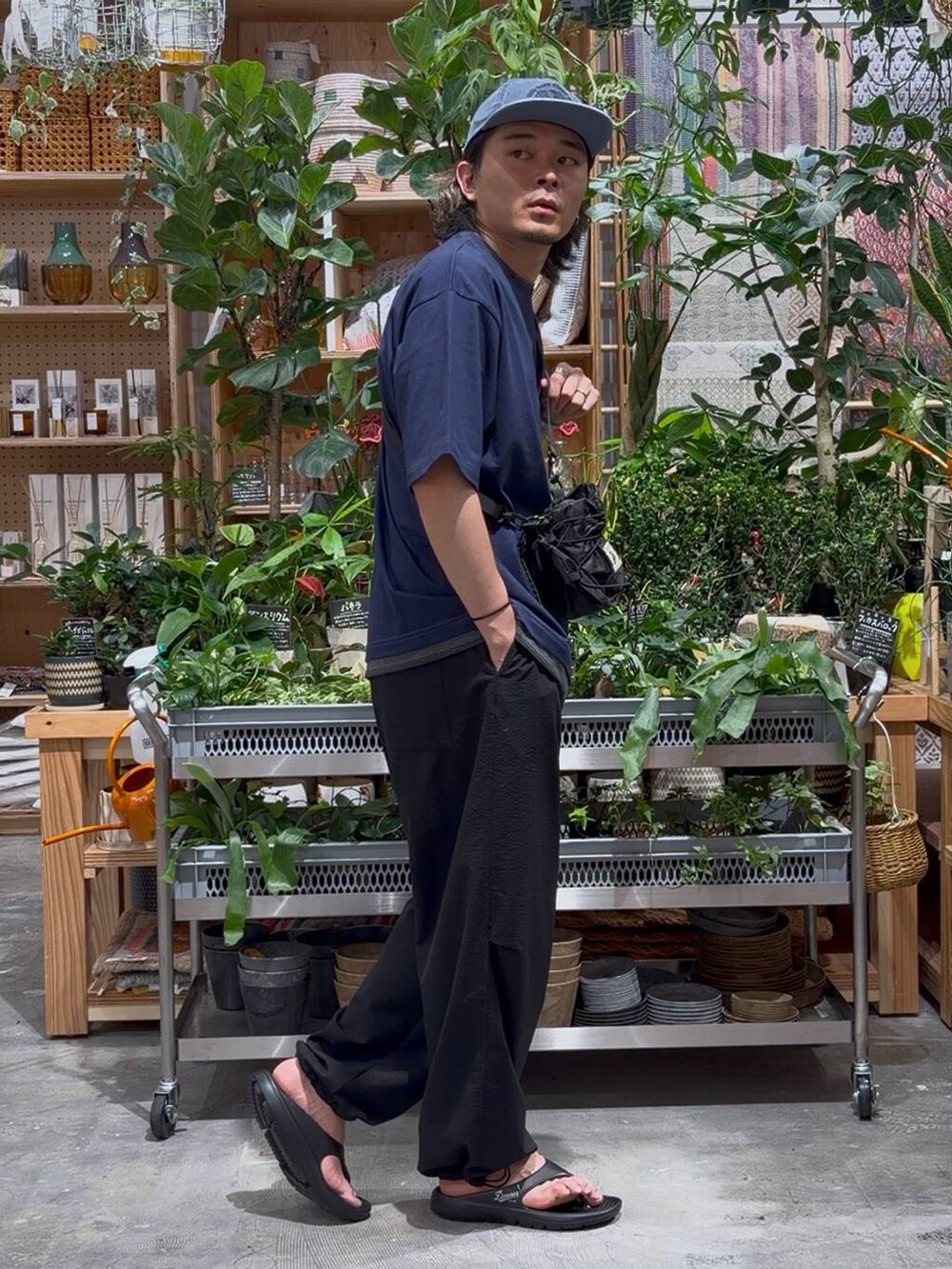 ブラック系のサンダル、ブラック系のその他パンツ、ブルー系のTシャツ/カットソーを着用したメンズの夏コーディネートの4枚目の写真