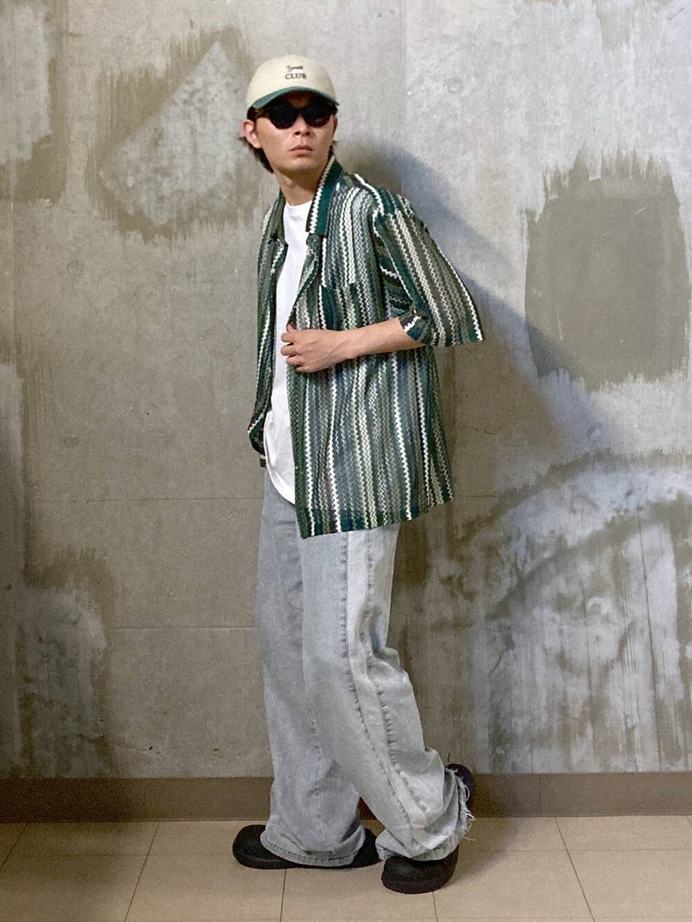 グリーン系のシャツ/ブラウス、ホワイト系のTシャツ/カットソー、ブラック系のサングラスを着用したメンズの夏コーディネートの3枚目の写真