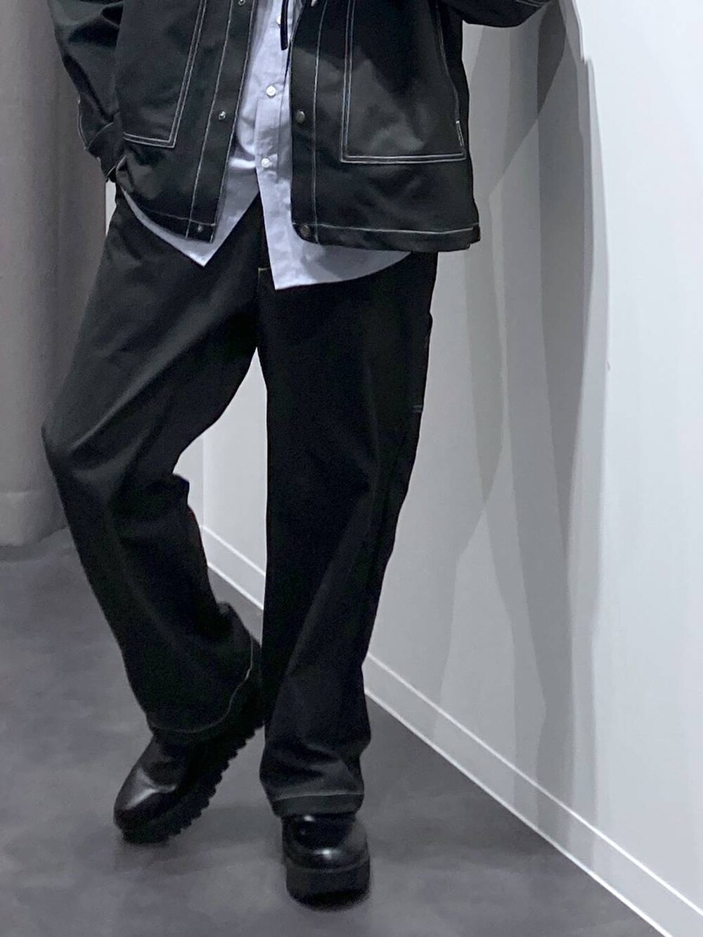 ブラック系のドレスシューズ、ブラック系のその他パンツ、ブラック系のショルダーバッグを着用したメンズの冬コーディネートの8枚目の写真