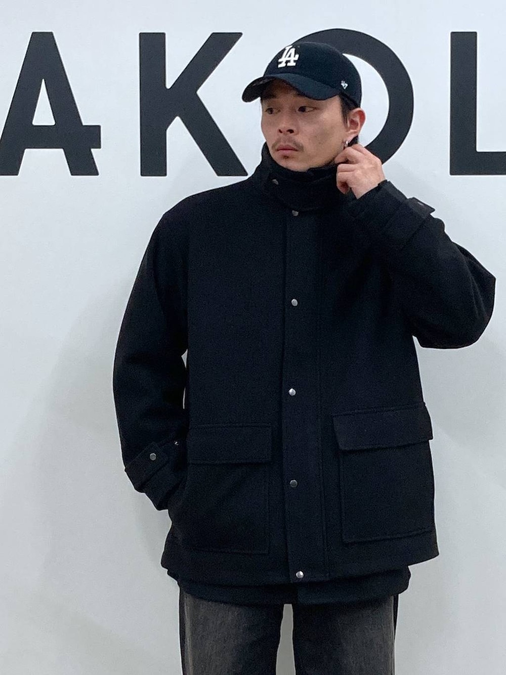 ブラック系のブルゾン、ブラック系のデニムパンツ、ブラック系のブルゾンを着用したメンズの冬コーディネートの8枚目の写真