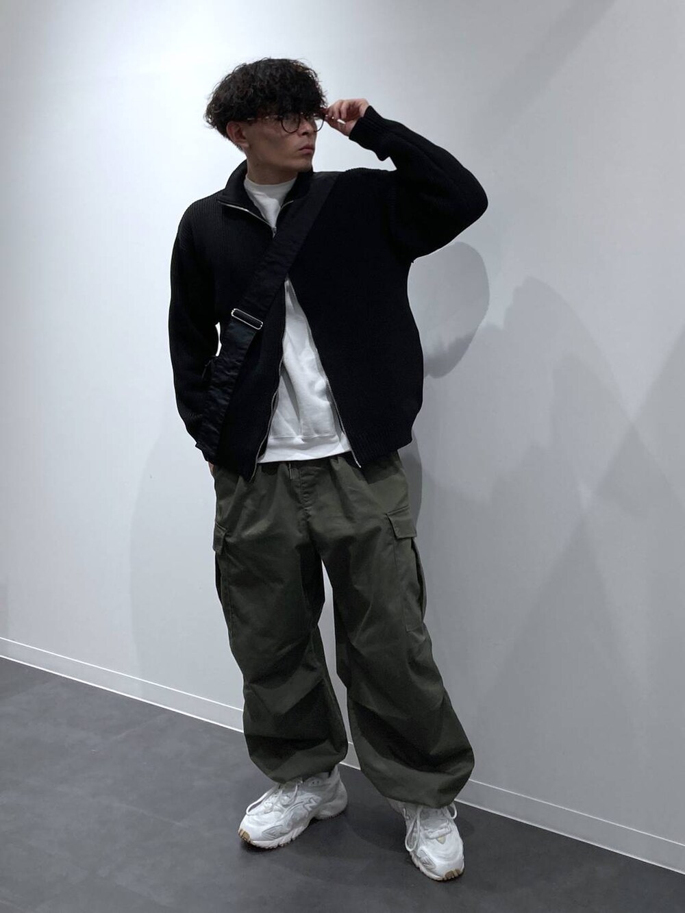 ホワイト系のスニーカー、ホワイト系のスウェット、グリーン系のカーゴパンツを着用したメンズの秋コーディネートの8枚目の写真