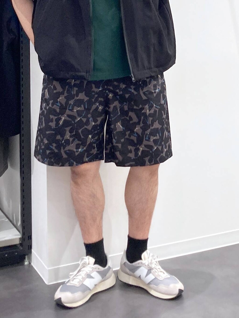 グレー系のスニーカーを着用したメンズの春コーディネートの7枚目の写真