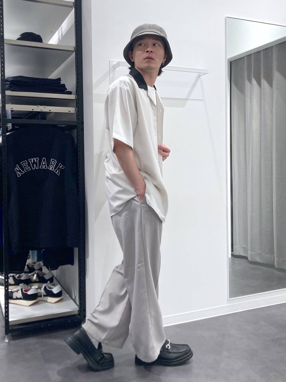 ホワイト系のシャツ/ブラウス、ブラック系のローファー、グレー系のその他パンツを着用したメンズの春コーディネートの3枚目の写真