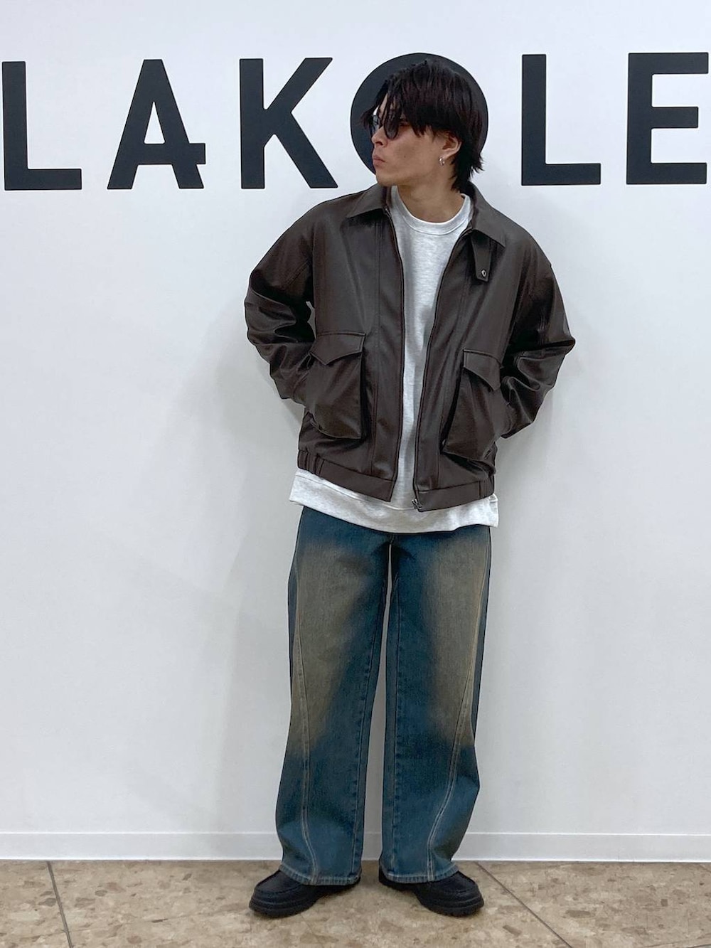 ブルー系のデニムパンツ、グレー系のスウェット、ブラック系のローファーを着用したメンズの冬コーディネートの6枚目の写真