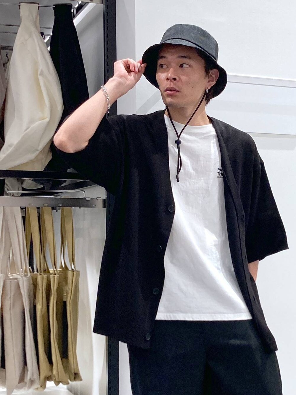 ブラック系のショルダーバッグ、ブラック系のカーディガン/ボレロ、ホワイト系のTシャツ/カットソーを着用したメンズの夏コーディネートの7枚目の写真
