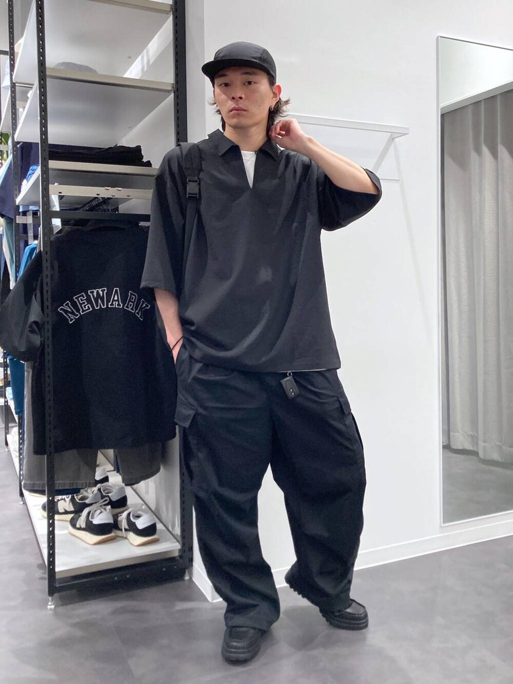 ブラック系のシャツ/ブラウス、ブラック系のローファー、ブラック系のカーゴパンツを着用したメンズの春コーディネートの5枚目の写真