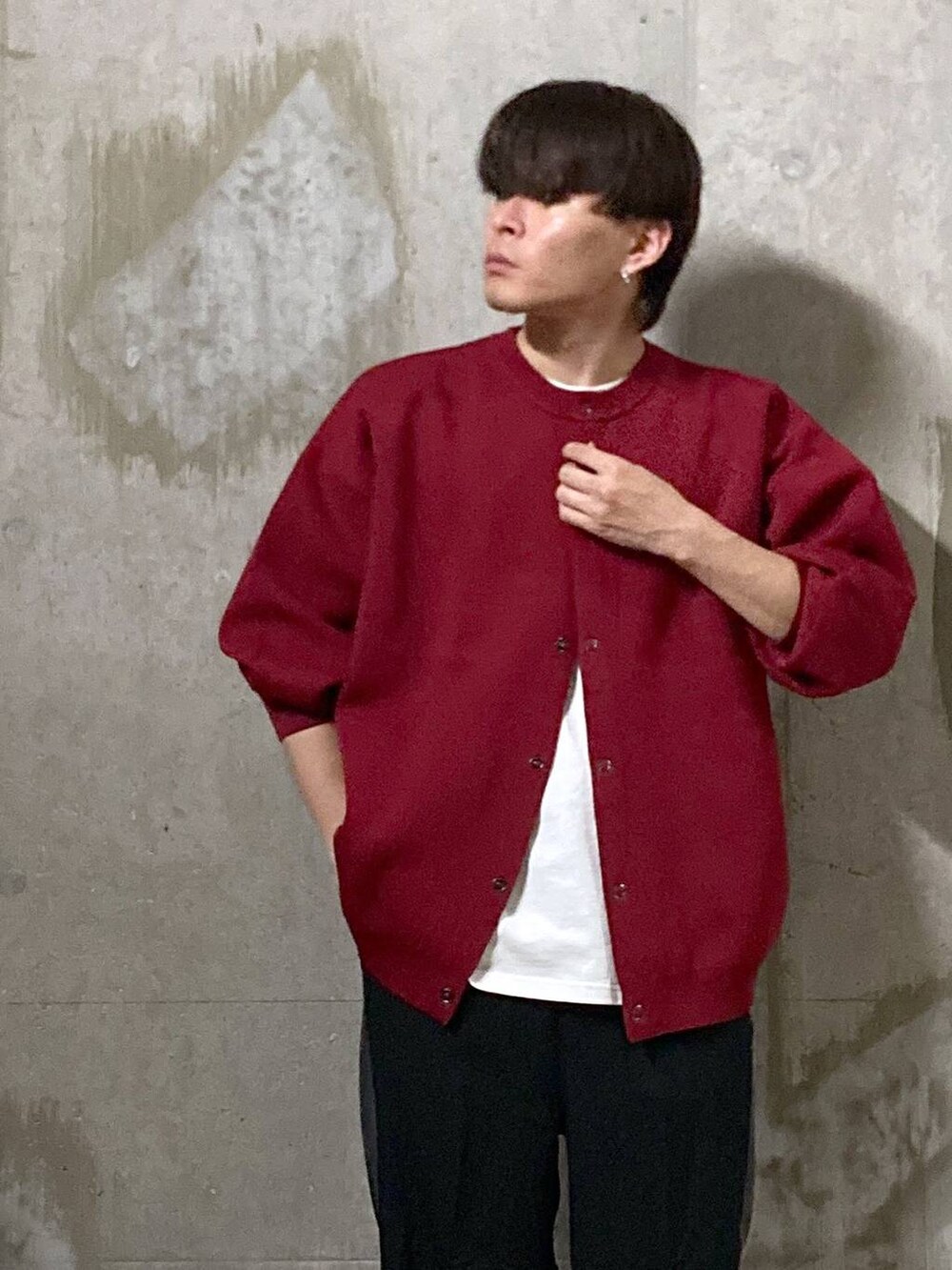 ホワイト系のTシャツ/カットソー、レッド系のカーディガン/ボレロ、ブラック系のその他パンツを着用したメンズの夏コーディネートの6枚目の写真