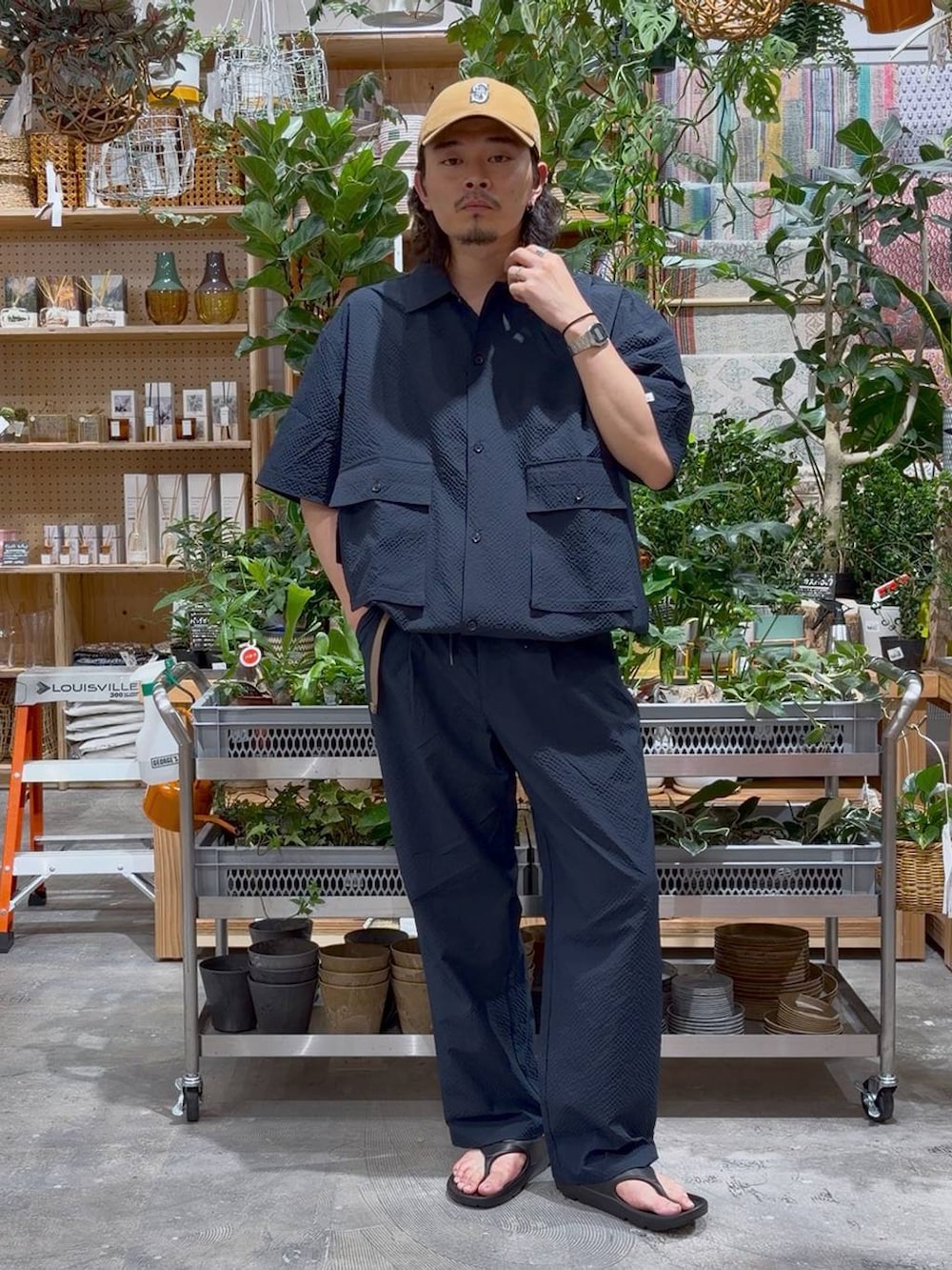 ブルー系のその他パンツ、ブルー系のシャツ/ブラウス、ブラック系のサンダルを着用したメンズの夏コーディネートの5枚目の写真