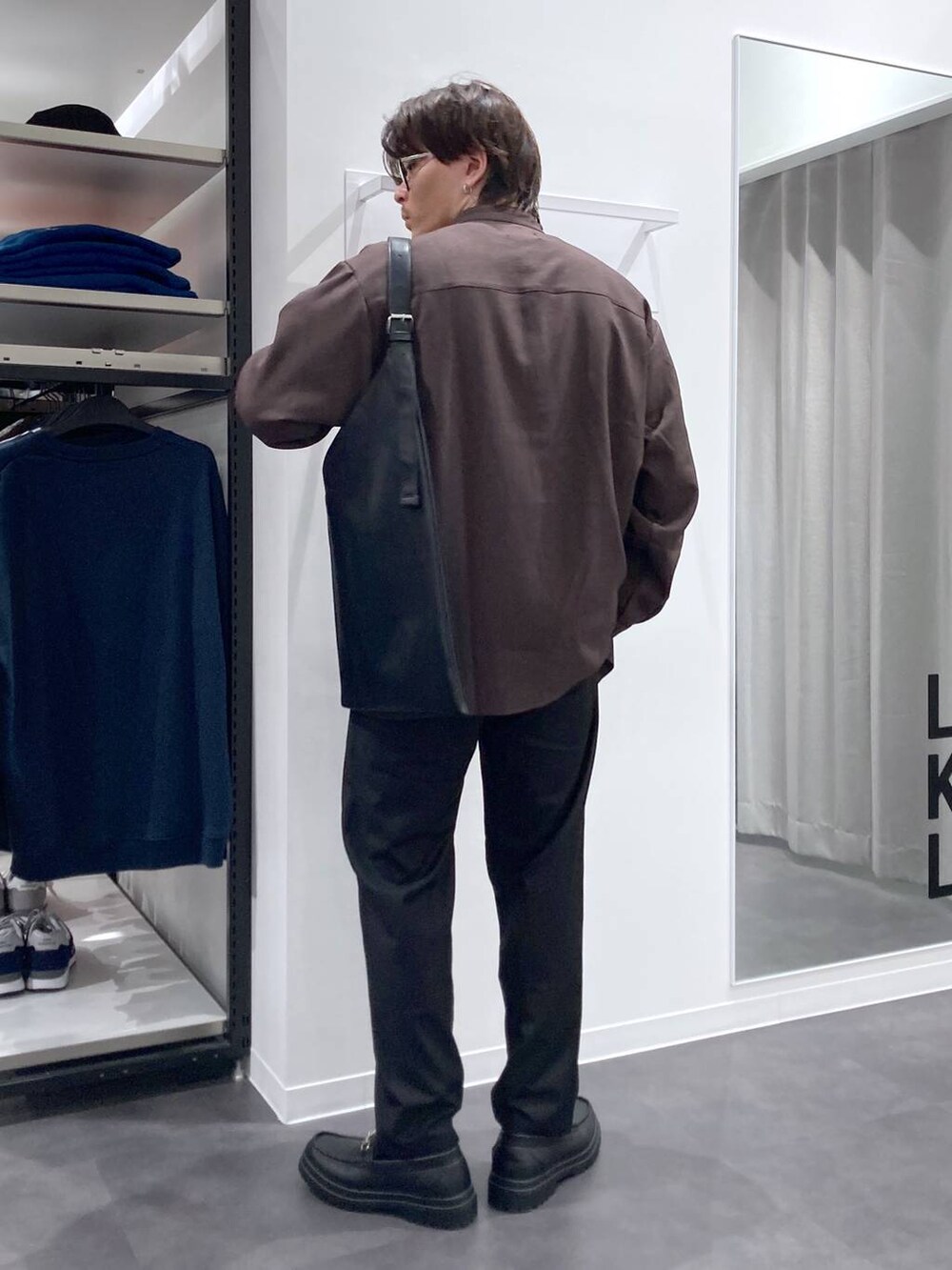 ブラック系のその他パンツ、ブラック系のトートバッグ、ブラック系のローファーを着用したメンズの秋コーディネートの2枚目の写真