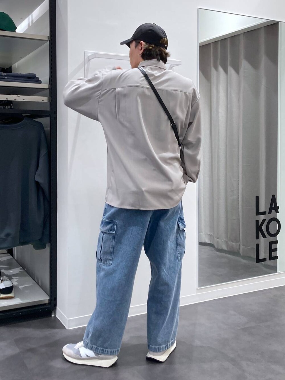 グレー系のスニーカー、ブルー系のデニムパンツ、グレー系のシャツ/ブラウスを着用したメンズの春コーディネートの2枚目の写真