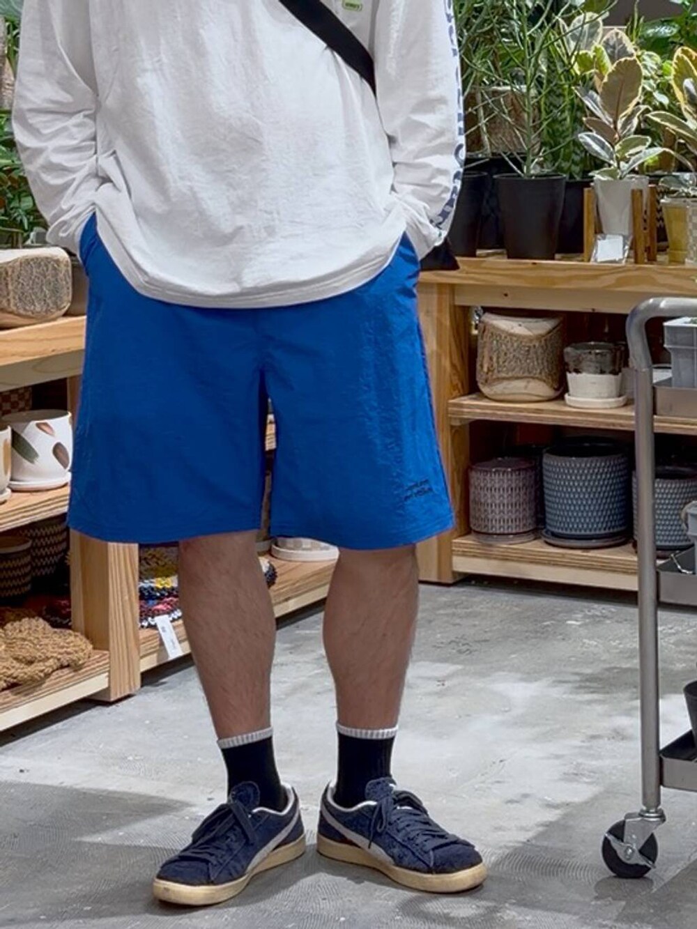 ブラック系のエコバッグ/サブバッグ、ホワイト系のTシャツ/カットソー、ブルー系のその他パンツを着用したメンズの春コーディネートの6枚目の写真