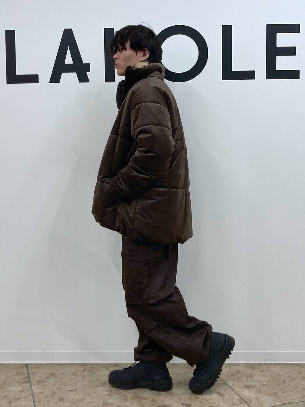 ベージュ系のニット/セーター、ブラウン系のカーゴパンツ、ブラウン系のブルゾンを着用したメンズの冬コーディネートの4枚目の写真