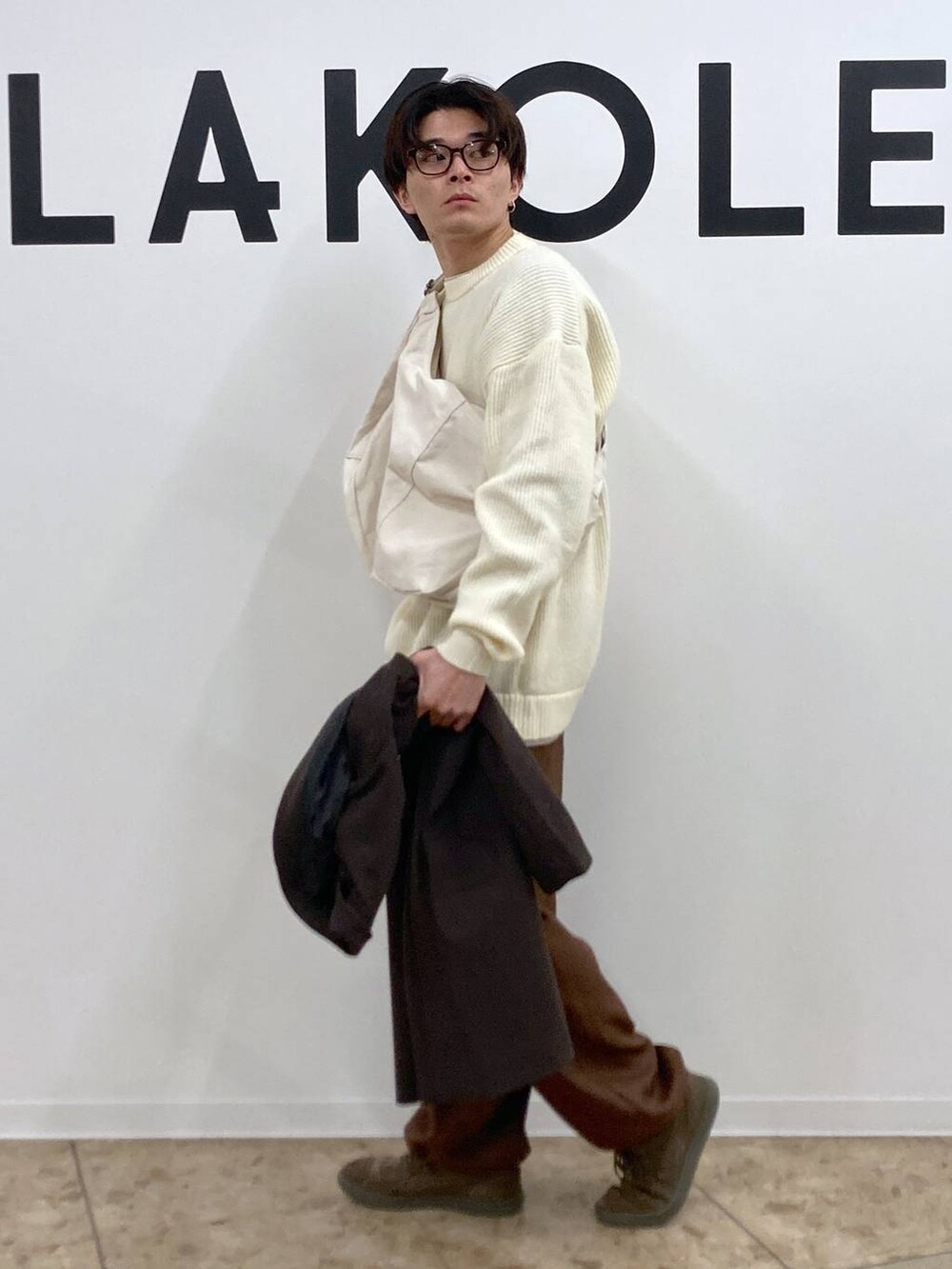 「休日コーデ、カジュアル、ゆったり、ラフ、デート/ロマンティック、LAKOLE、どっと変わっちゃえ、コート、チェスターコート、ニット、レイヤードスタイル、ワイドパンツ、ショルダーバッグ、サングラス、めがね」｜「LAKOLEのZIPキャンバスショルダー / 110640（ショルダーバッグ、ベージュ系）」を使った、shibaさん（メンズ・172cm）の冬コーディネートの7枚目の写真