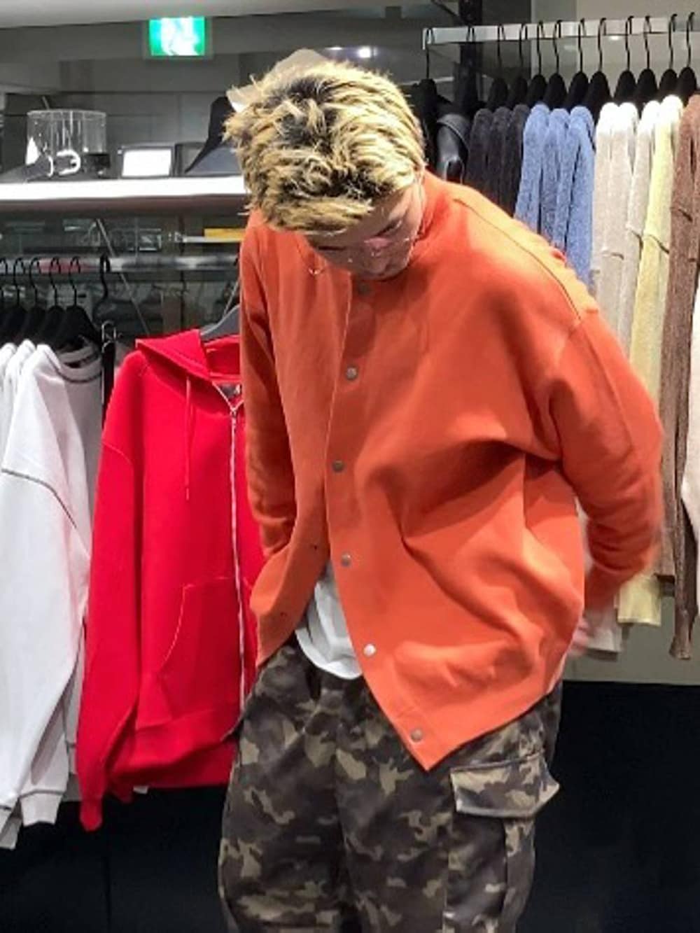 オレンジ系のカーディガン/ボレロ、グリーン系のその他パンツを着用したメンズの秋コーディネートの8枚目の写真