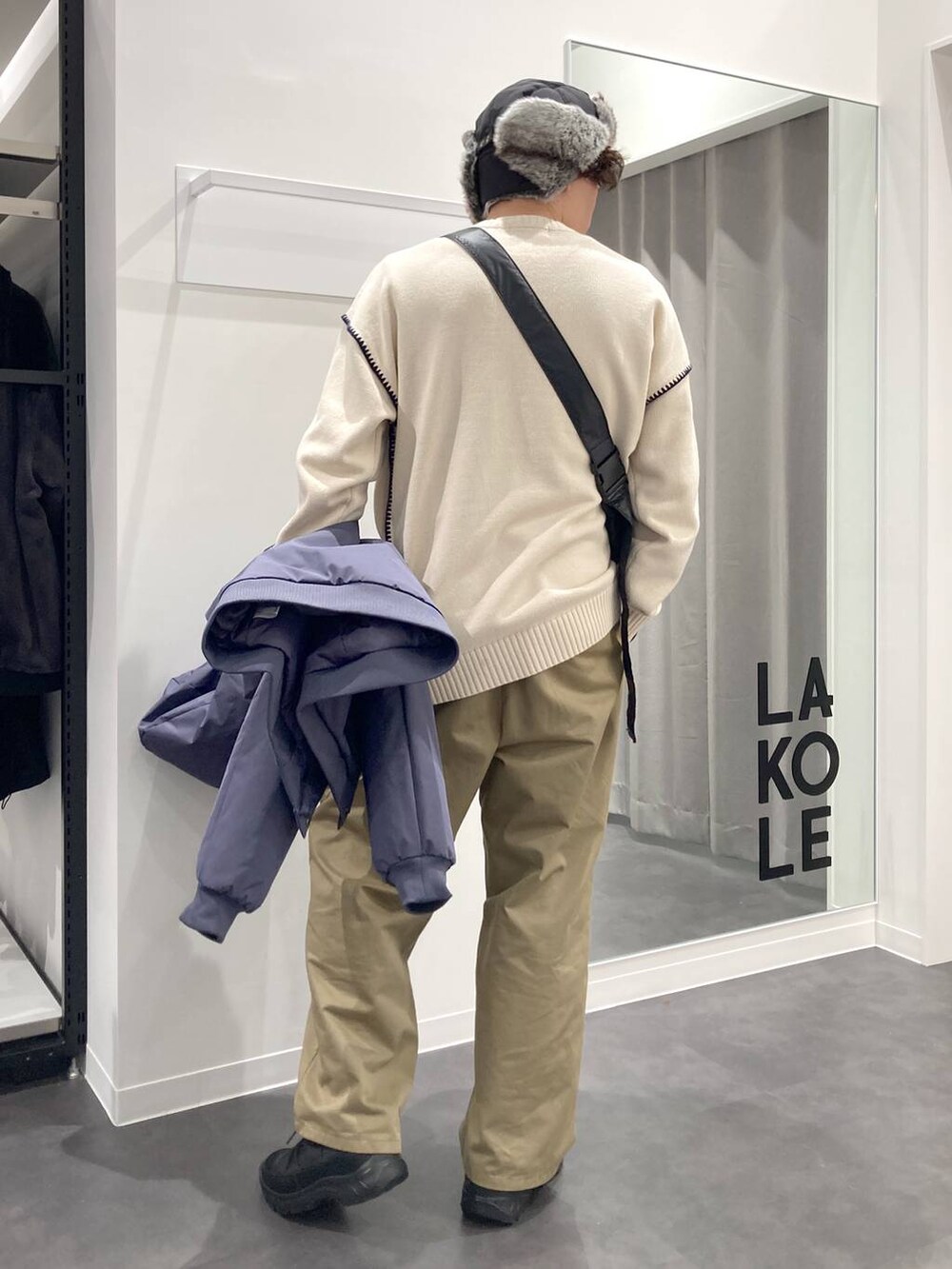 ベージュ系のチノパンツ、ブルー系のブルゾン、ベージュ系のニット/セーターを着用したメンズの冬コーディネートの4枚目の写真