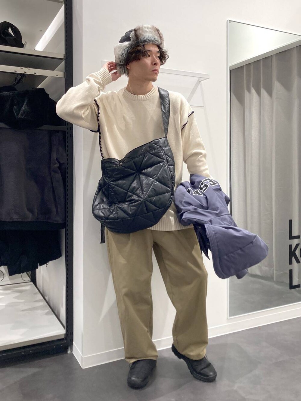 ベージュ系のチノパンツ、ブルー系のブルゾン、ベージュ系のニット/セーターを着用したメンズの冬コーディネートの3枚目の写真