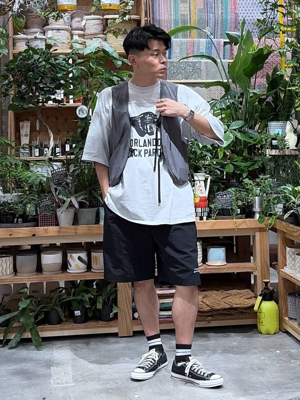 グレー系のTシャツ/カットソー、ブラック系のスニーカー、ブラック系のその他パンツを着用したメンズの夏コーディネートの9枚目の写真