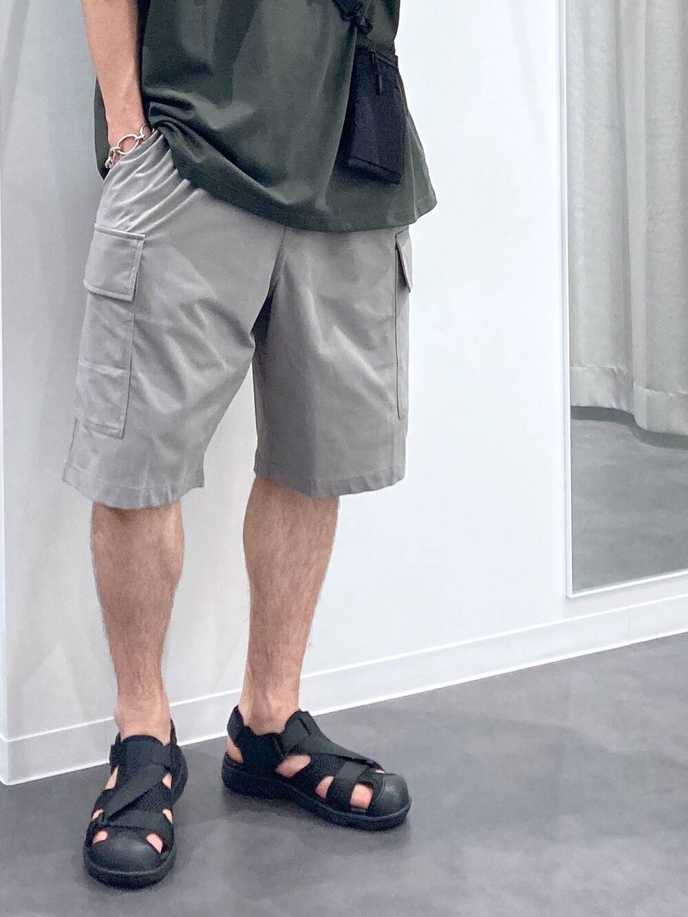 ブラック系のショルダーバッグ、ブラック系のサンダル、グリーン系のTシャツ/カットソーを着用したメンズの夏コーディネートの7枚目の写真