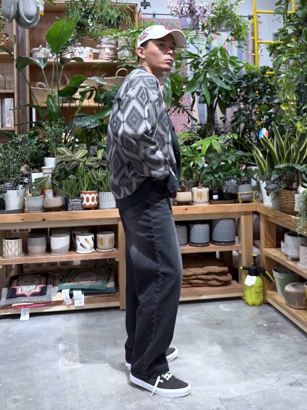 ブラック系のデニムパンツ、レッド系のTシャツ/カットソー、グレー系のカーディガン/ボレロを着用したメンズの秋コーディネートの4枚目の写真