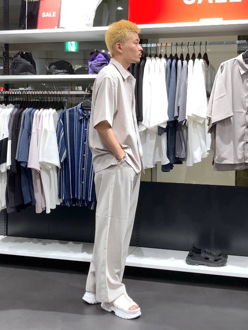 ホワイト系のサンダル、ベージュ系のその他パンツ、ベージュ系のシャツ/ブラウスを着用したメンズの夏コーディネートの3枚目の写真