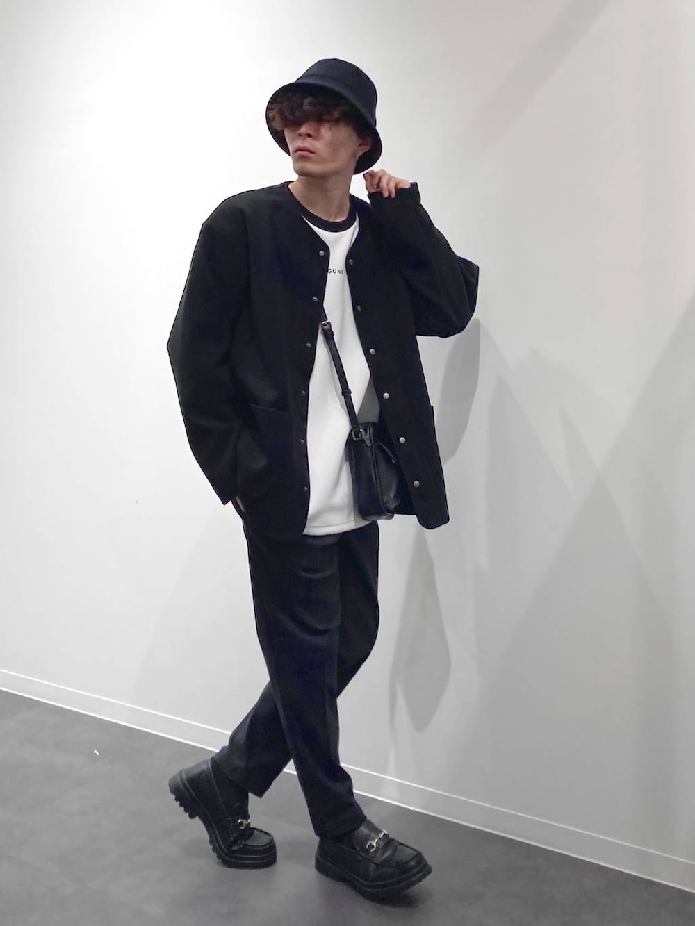 ブラック系のローファー、ホワイト系のTシャツ/カットソー、ブラック系のその他パンツを着用したメンズの秋コーディネートの3枚目の写真